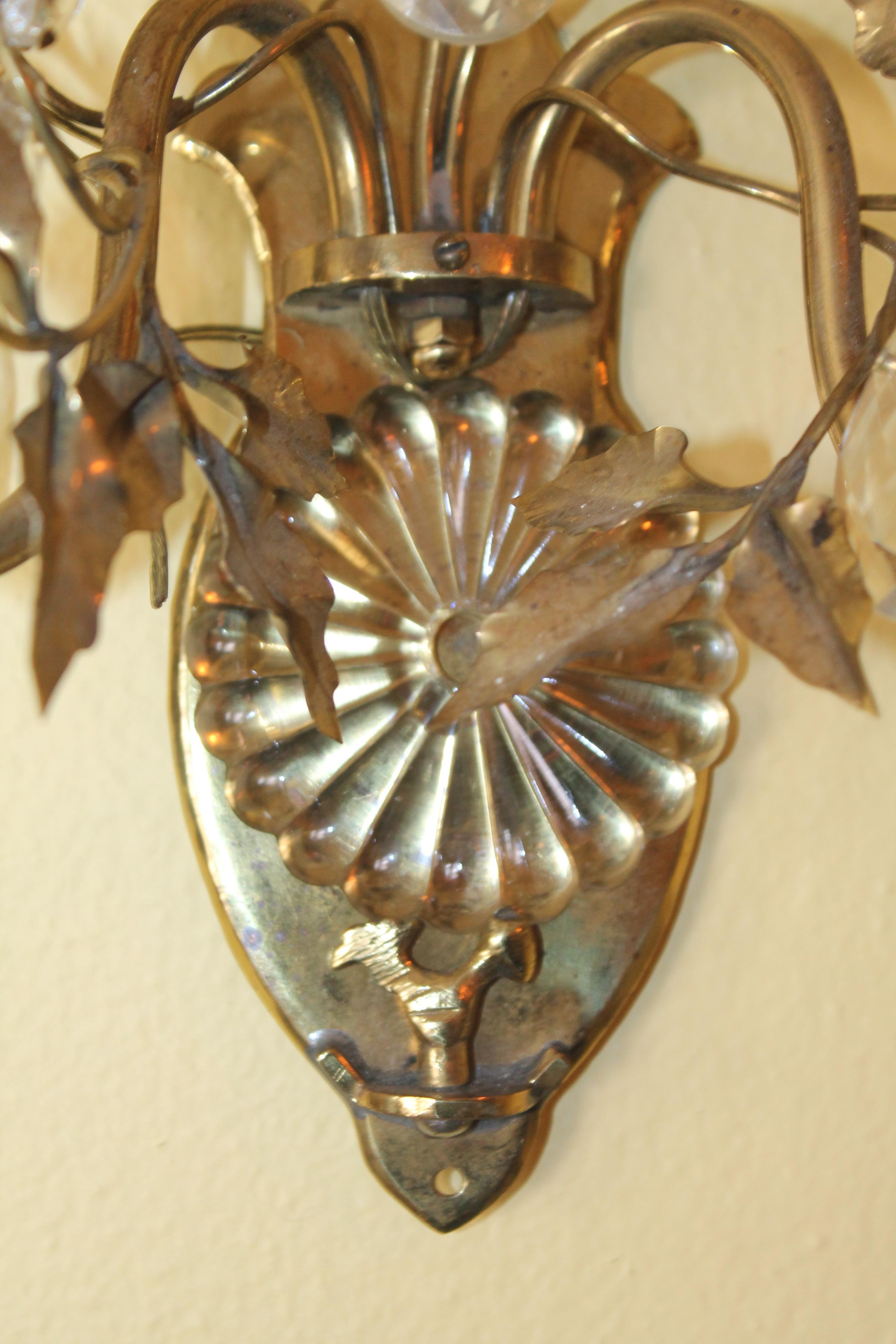 Metà XX secolo Lampada da parete francese Hollywood Regency del 1950 in ottone/bronzo a forma di fiore con cristallo in vendita