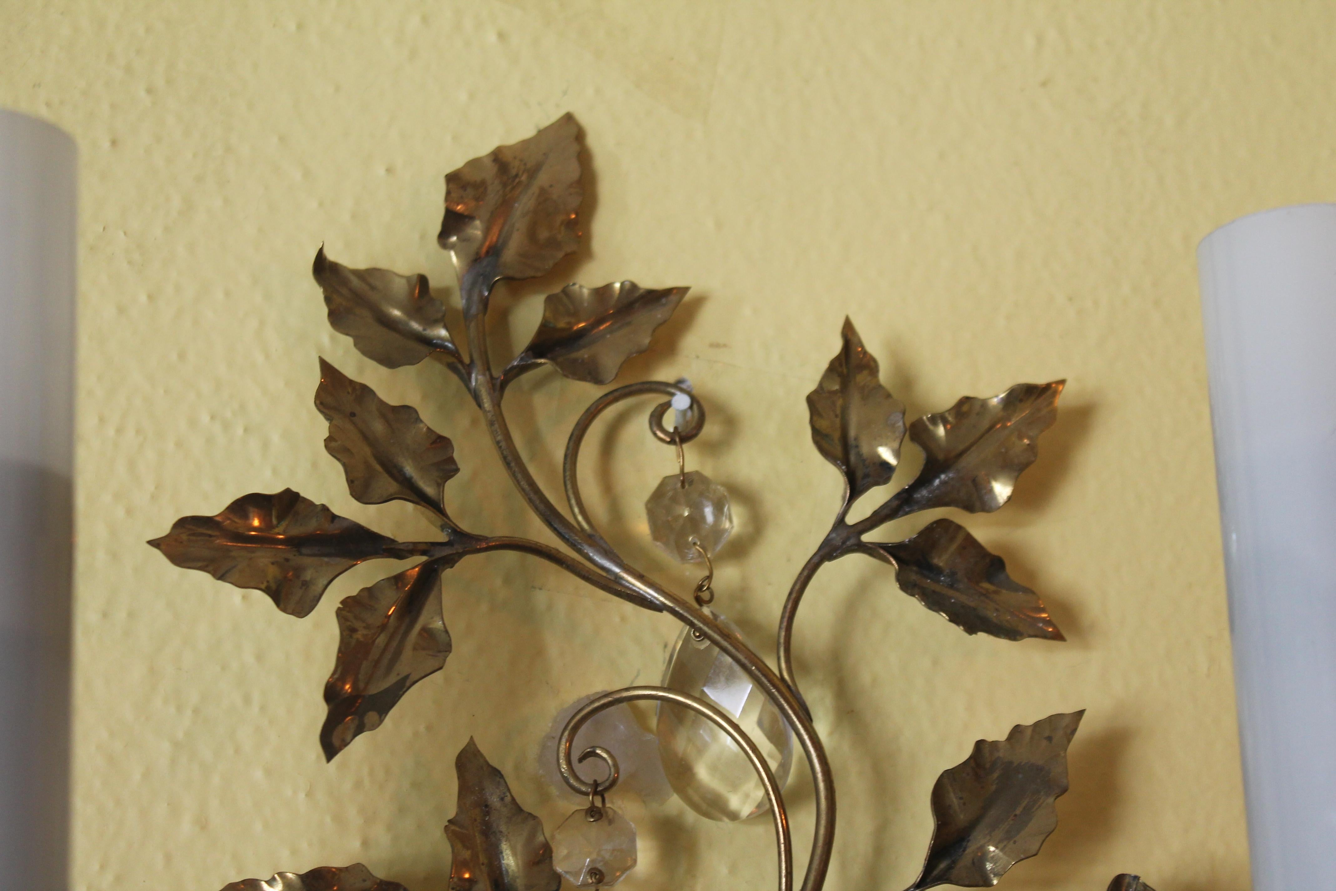 Ottone Lampada da parete francese Hollywood Regency del 1950 in ottone/bronzo a forma di fiore con cristallo in vendita