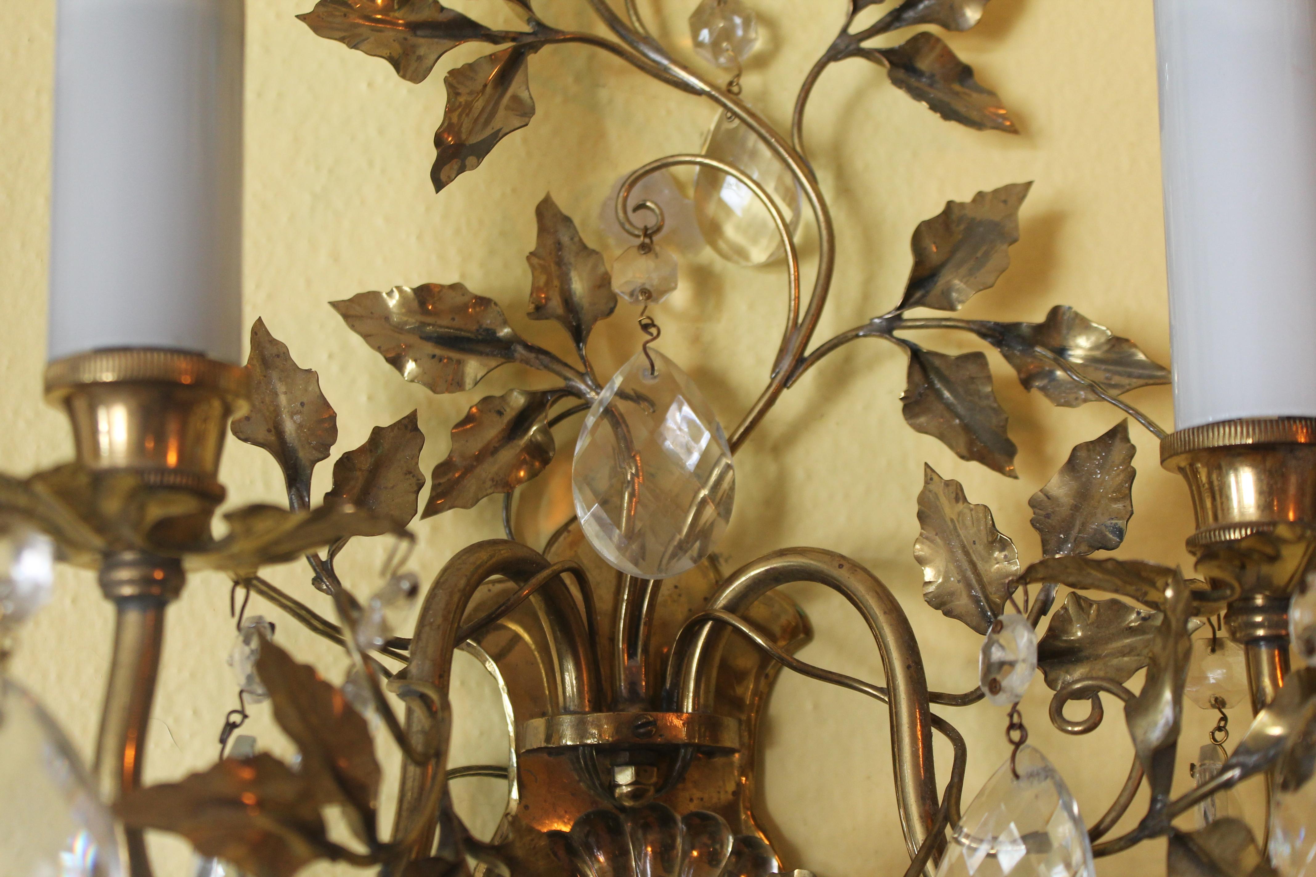 Lampada da parete francese Hollywood Regency del 1950 in ottone/bronzo a forma di fiore con cristallo in vendita 1