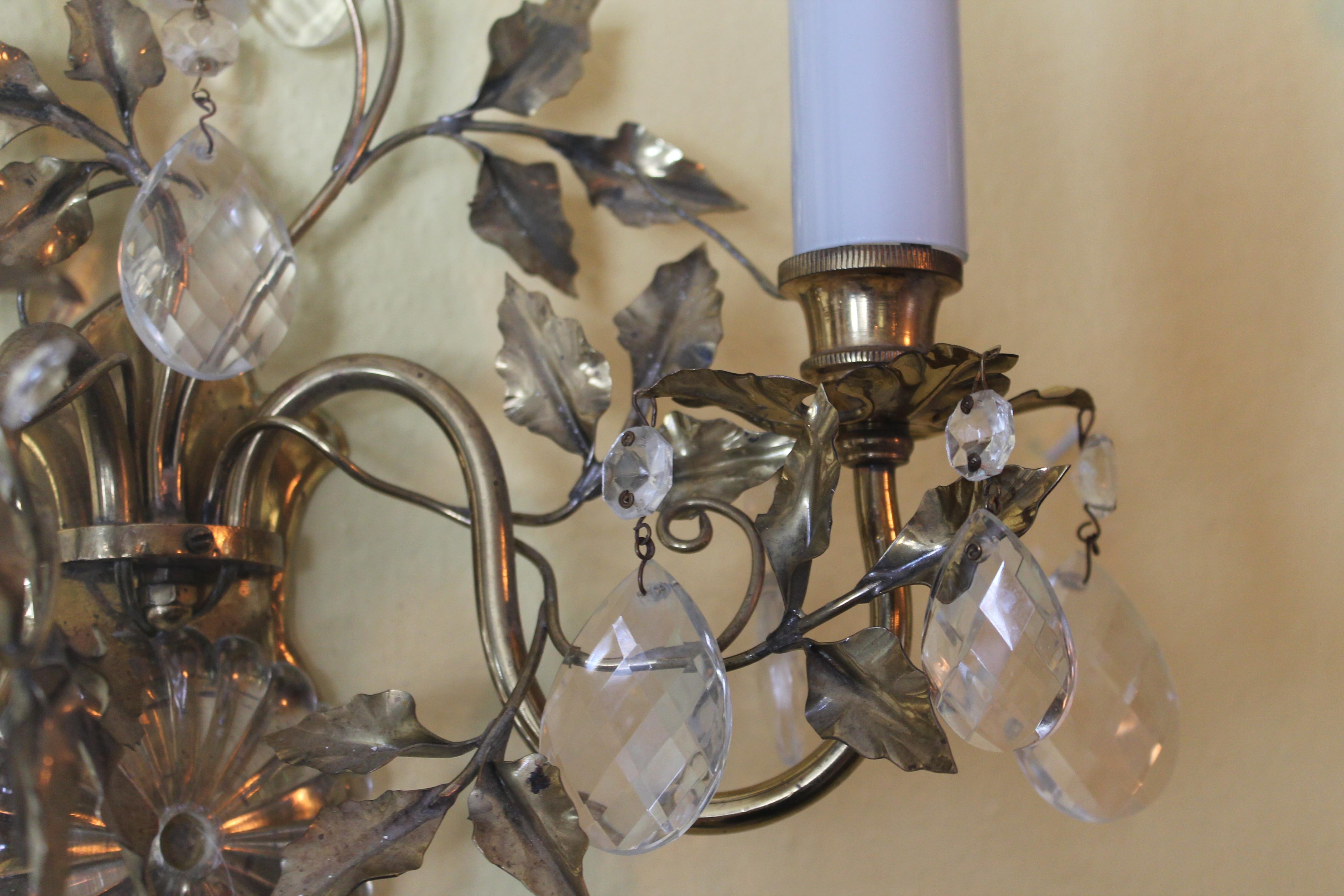 Lampada da parete francese Hollywood Regency del 1950 in ottone/bronzo a forma di fiore con cristallo in vendita 2