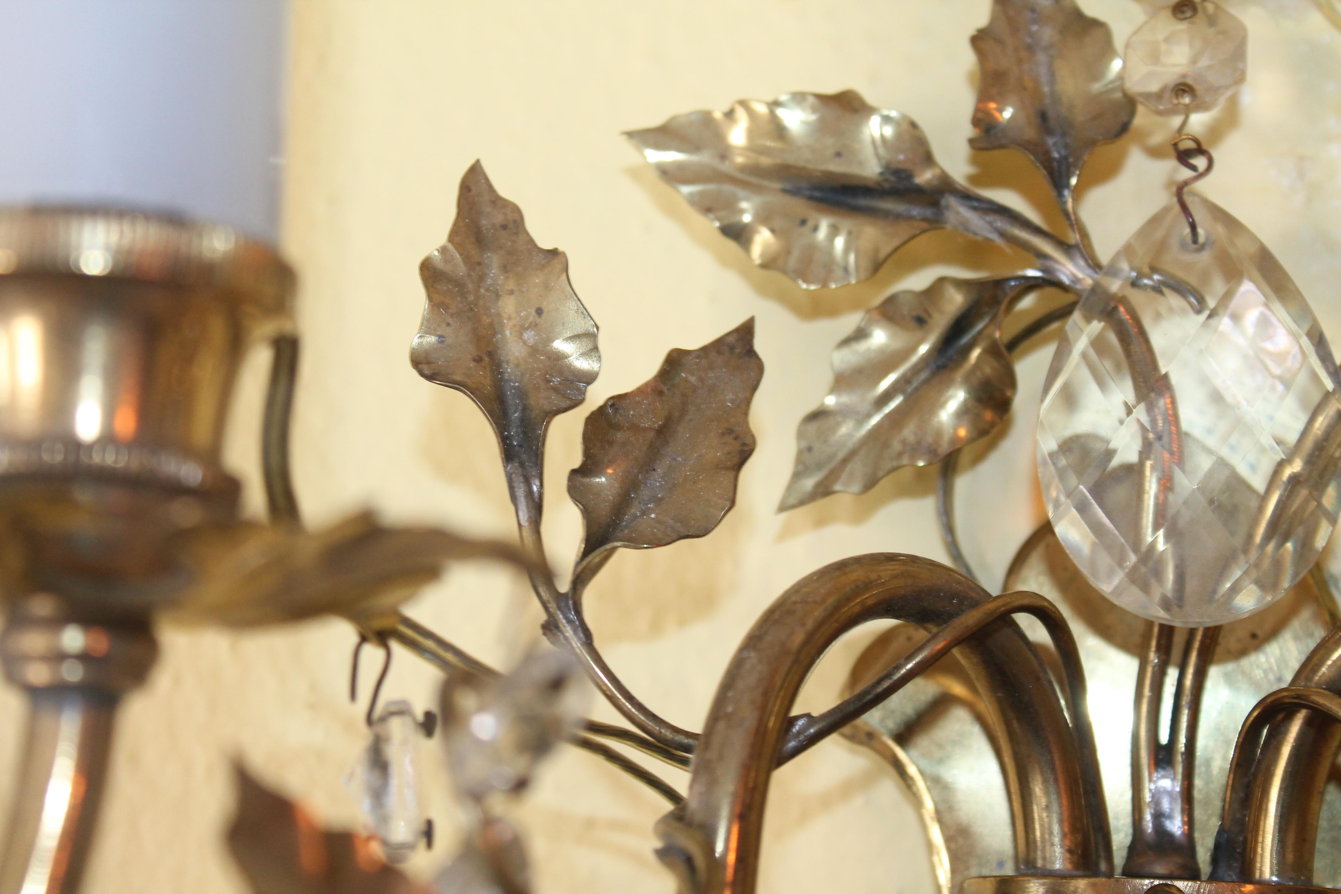 Lampada da parete francese Hollywood Regency del 1950 in ottone/bronzo a forma di fiore con cristallo in vendita 3