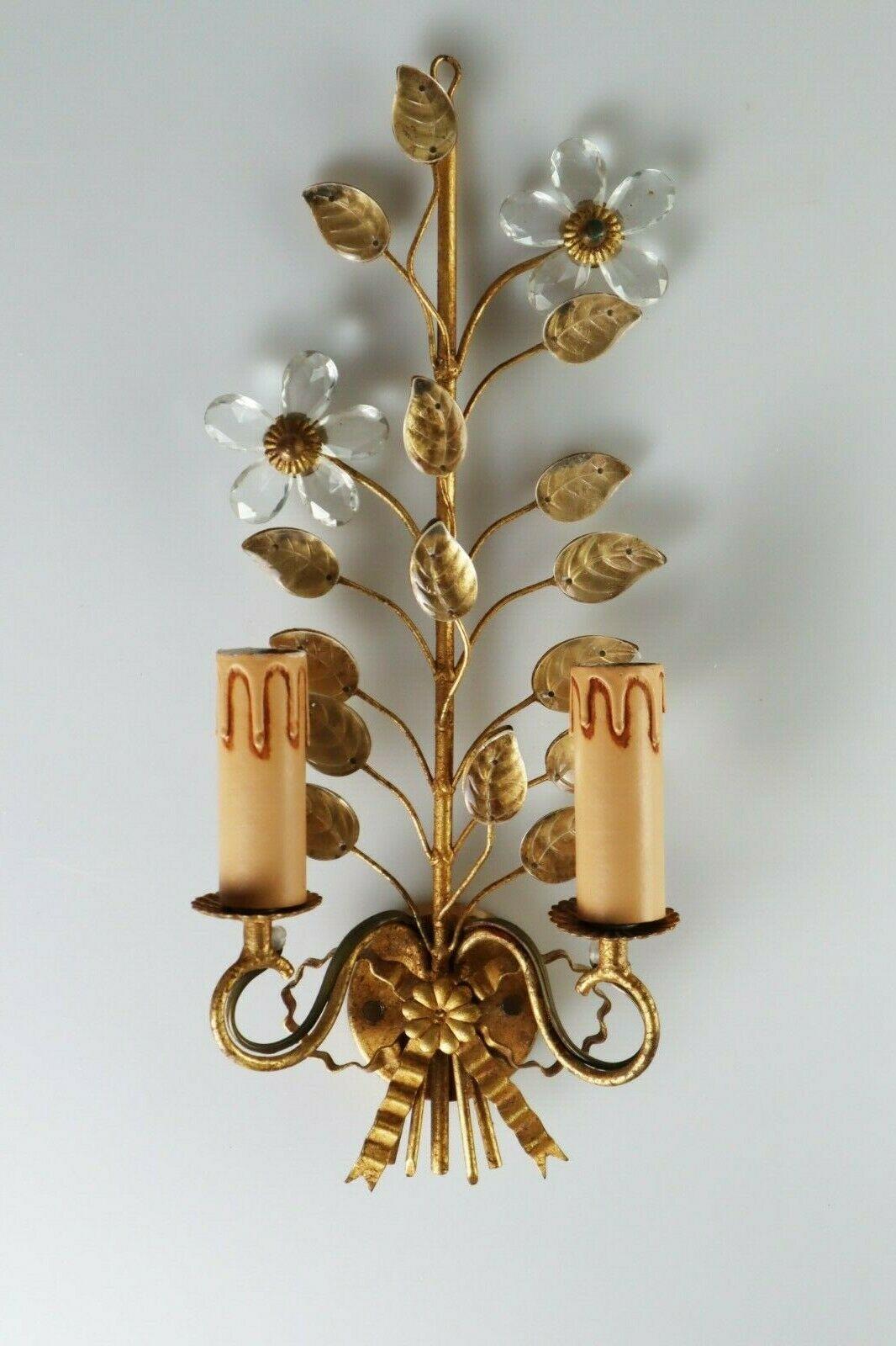 A Beautiful 1950's Hollywood Regency Crystal Petal und Blume Französisch Wandleuchter. Bronzeschleife im Stil Louis XVI.