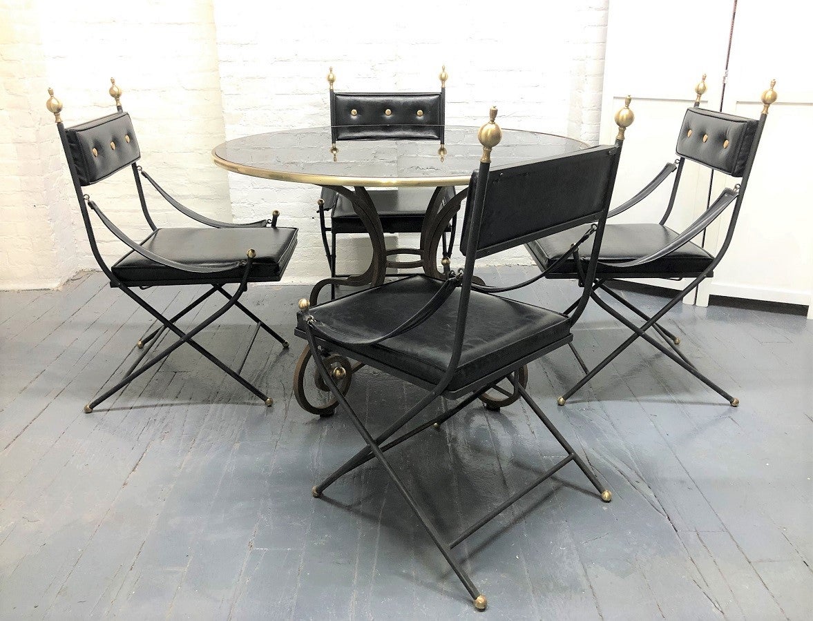 Table et chaises de salle à manger en fer et laiton des années 1950