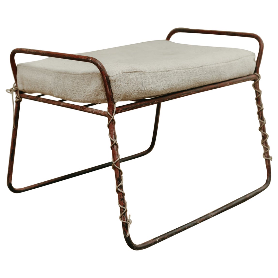 Tabouret en fer français des années 50, coussin rembourré en lin belge ...