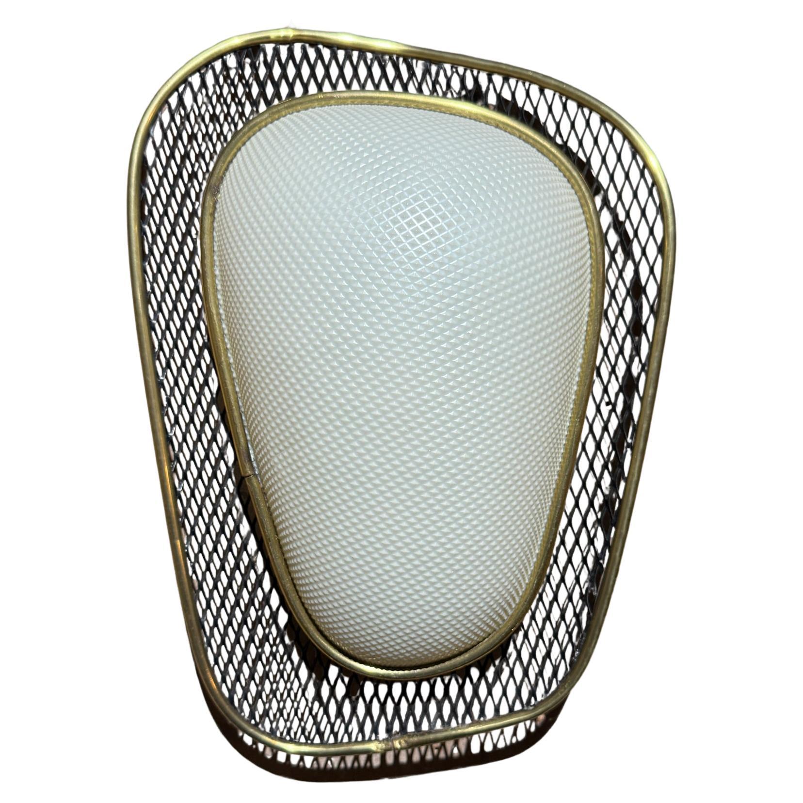 Lampada francese del 1950 in ottone con applique di Mathieu Matégot