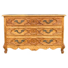 Cassapanca / Commode in pino intagliato in stile Luigi XIV francese del 1950