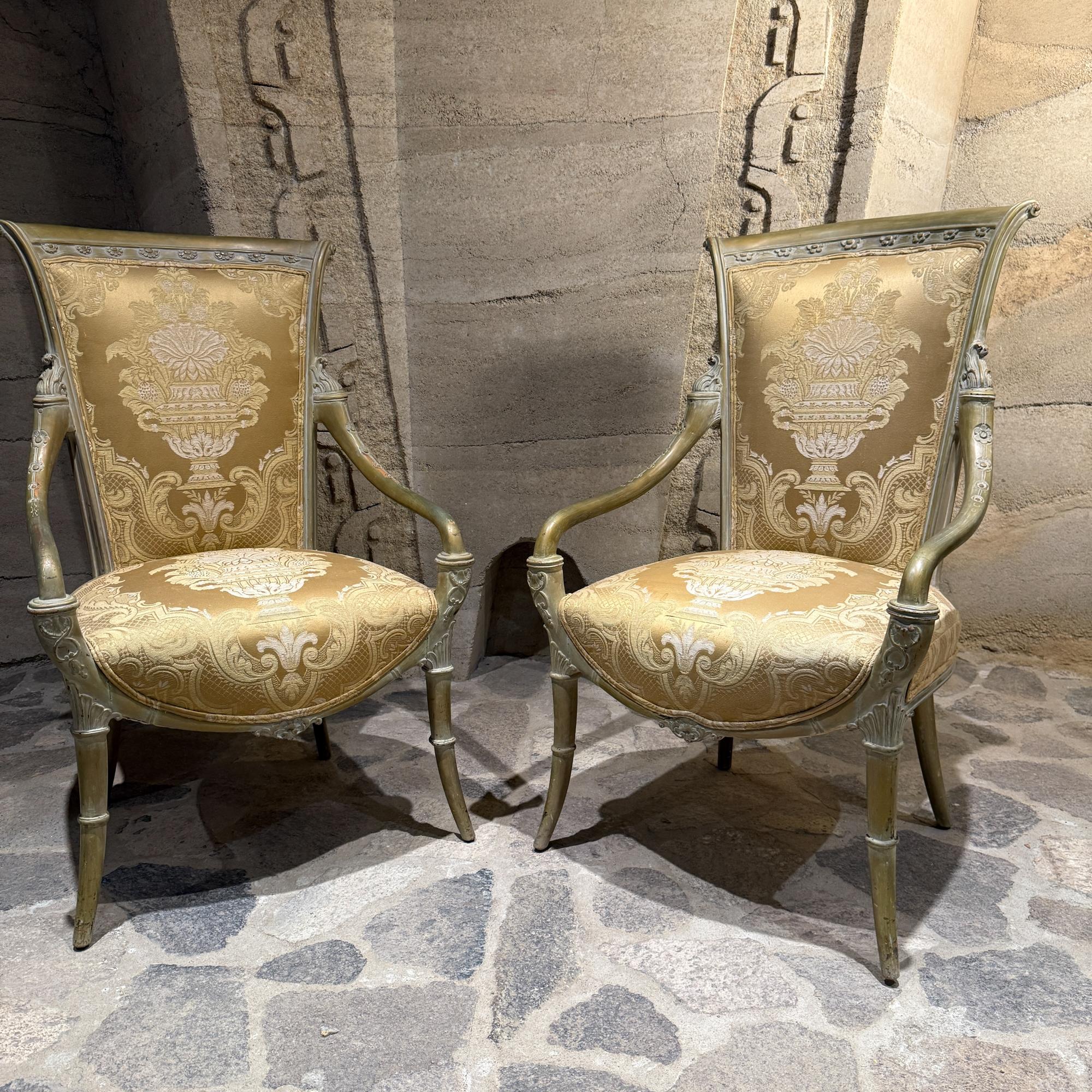 Poltrone francesi Luigi XV anni '50 in seta, mogano e dorato in vendita 7