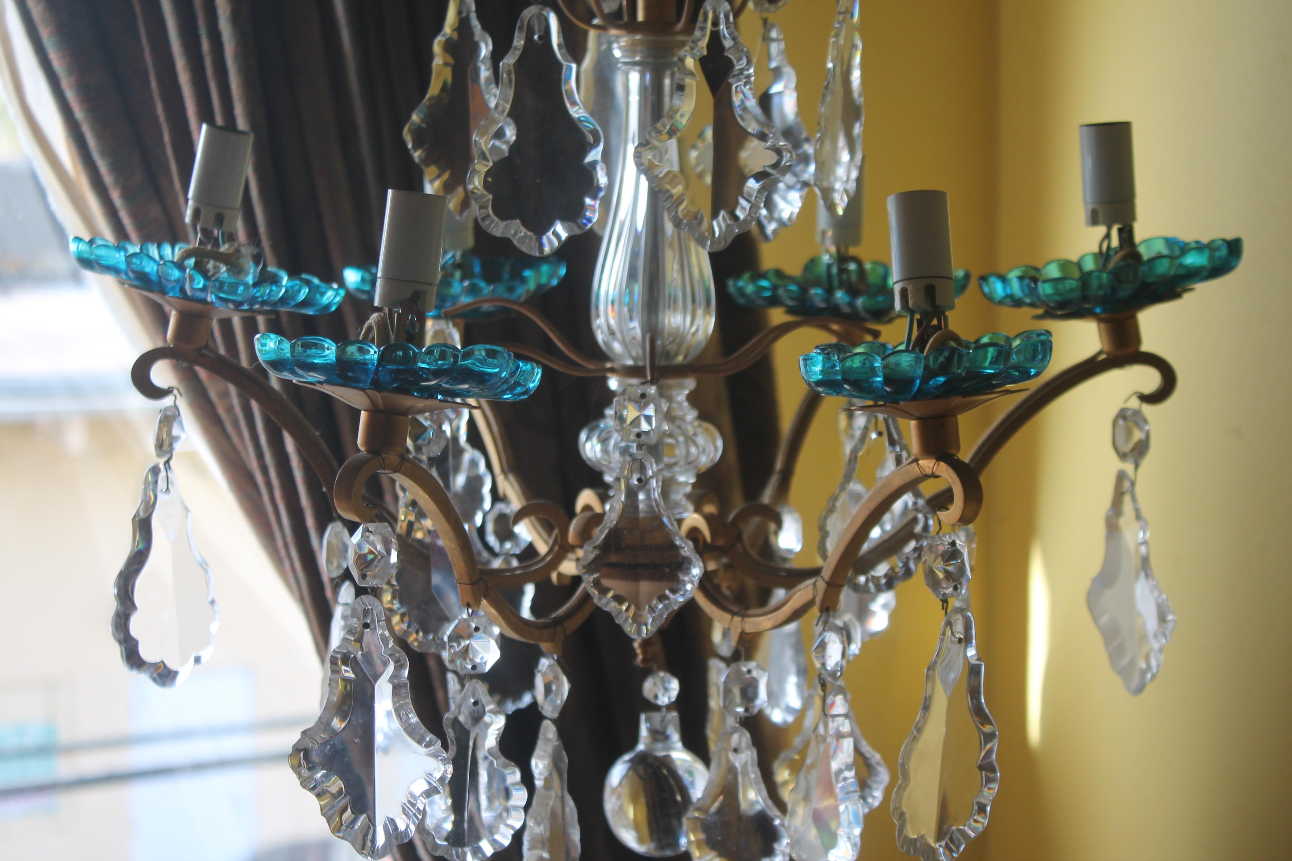 Lámpara de araña francesa de 1950 de estilo Luis XV de bronce dorado de Baccarat Francia. Se trata de una impresionante lámpara de araña de alta calidad y está firmada en el cristal y en el raro bobesche de turquesa.