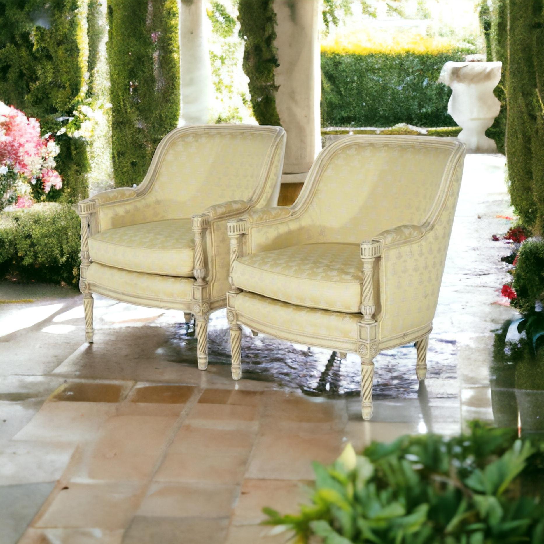 Elles sont magnifiques ! Je propose une paire de chaises bergères françaises de style Louis XVI sculptées et peintes des années 1950. Elles ont été taillées à la main par Hibreton, un fabricant de meubles très réputé. La sellerie jaune vintage est