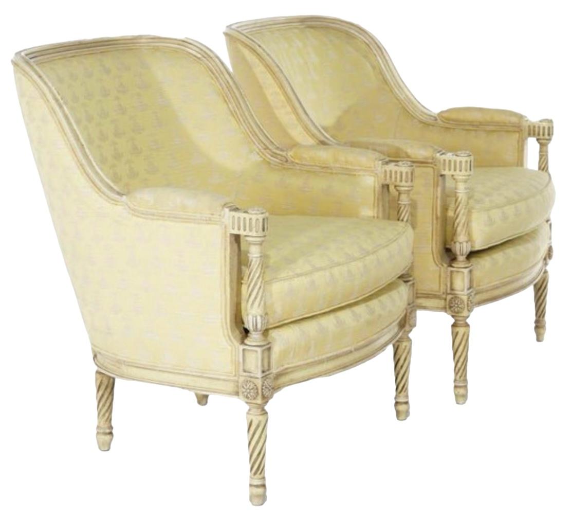 Französische geschnitzte und bemalte Bergere-Stühle im Louis-XVI.-Stil der 1950er Jahre, Paar (Louis XVI.) im Angebot