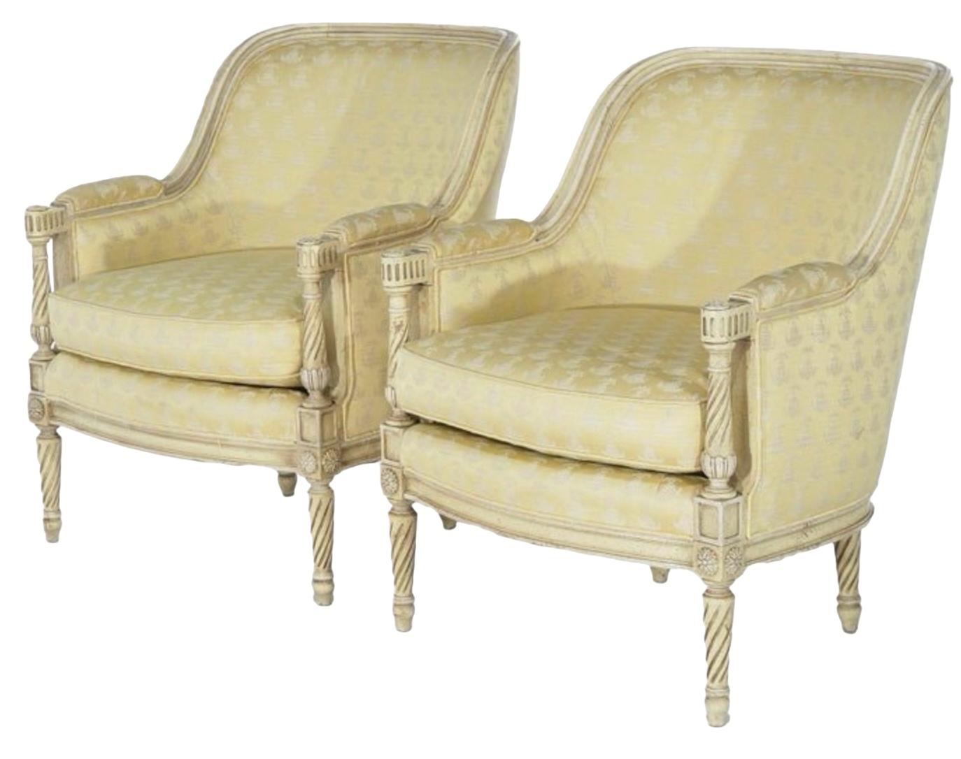 Französische geschnitzte und bemalte Bergere-Stühle im Louis-XVI.-Stil der 1950er Jahre, Paar (amerikanisch) im Angebot