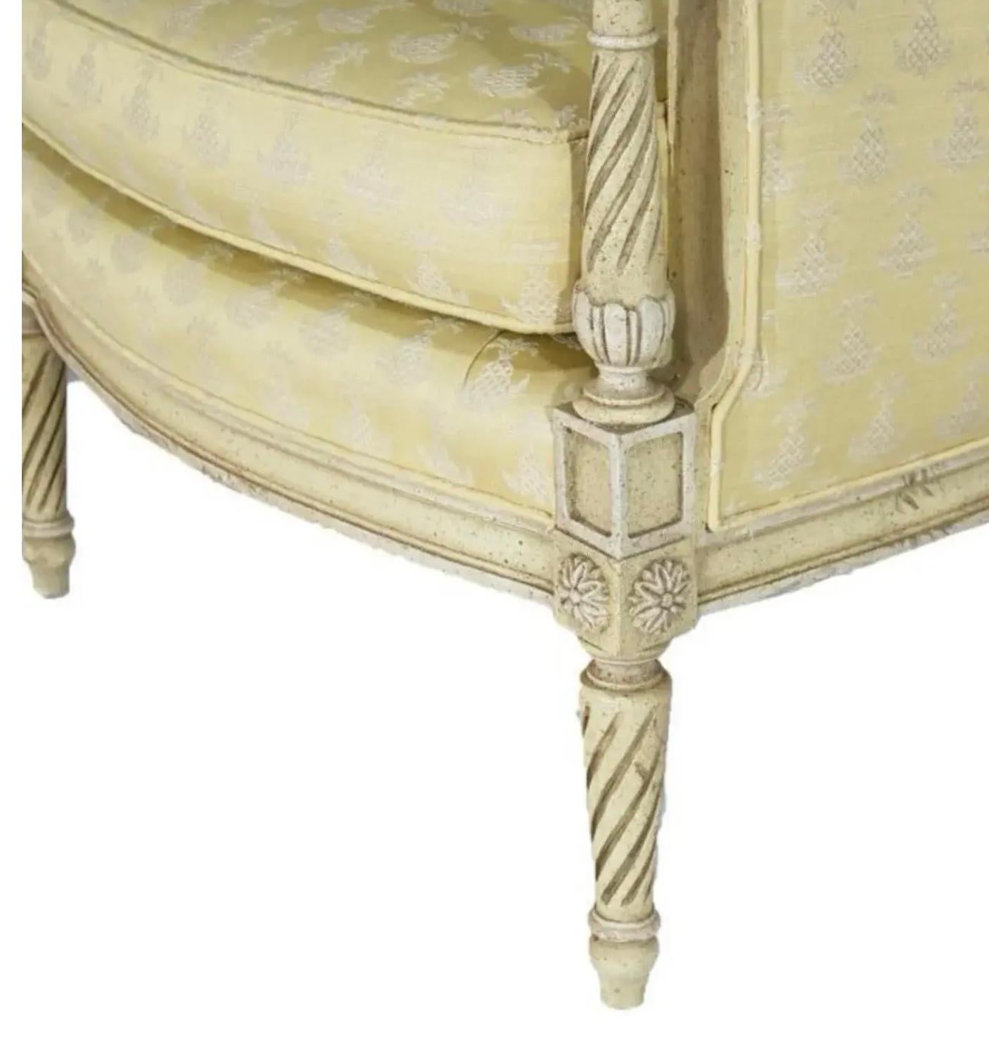 Chaises bergères sculptées et peintes de style Louis XVI des années 1950 - Paire Bon état - En vente à Kennesaw, GA