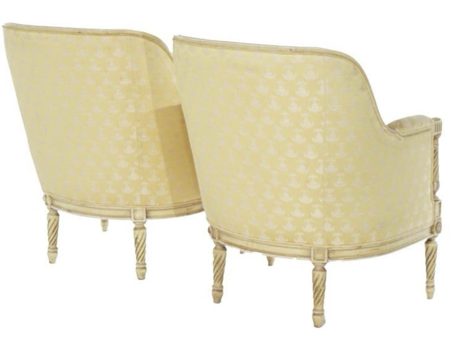 Französische geschnitzte und bemalte Bergere-Stühle im Louis-XVI.-Stil der 1950er Jahre, Paar im Zustand „Gut“ im Angebot in Kennesaw, GA