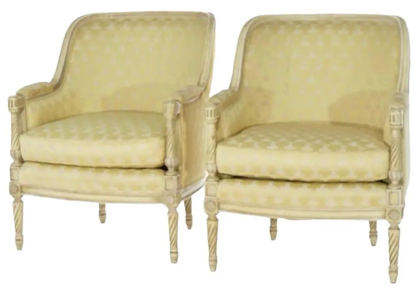 20ième siècle Chaises bergères sculptées et peintes de style Louis XVI des années 1950 - Paire en vente