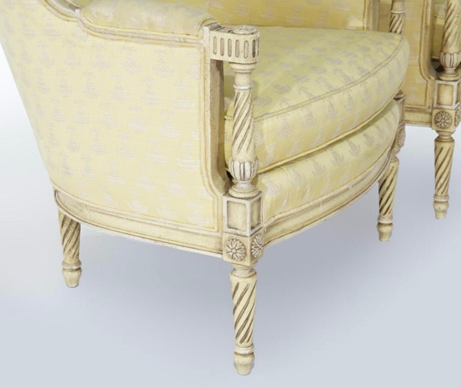 Französische geschnitzte und bemalte Bergere-Stühle im Louis-XVI.-Stil der 1950er Jahre, Paar (Polster) im Angebot