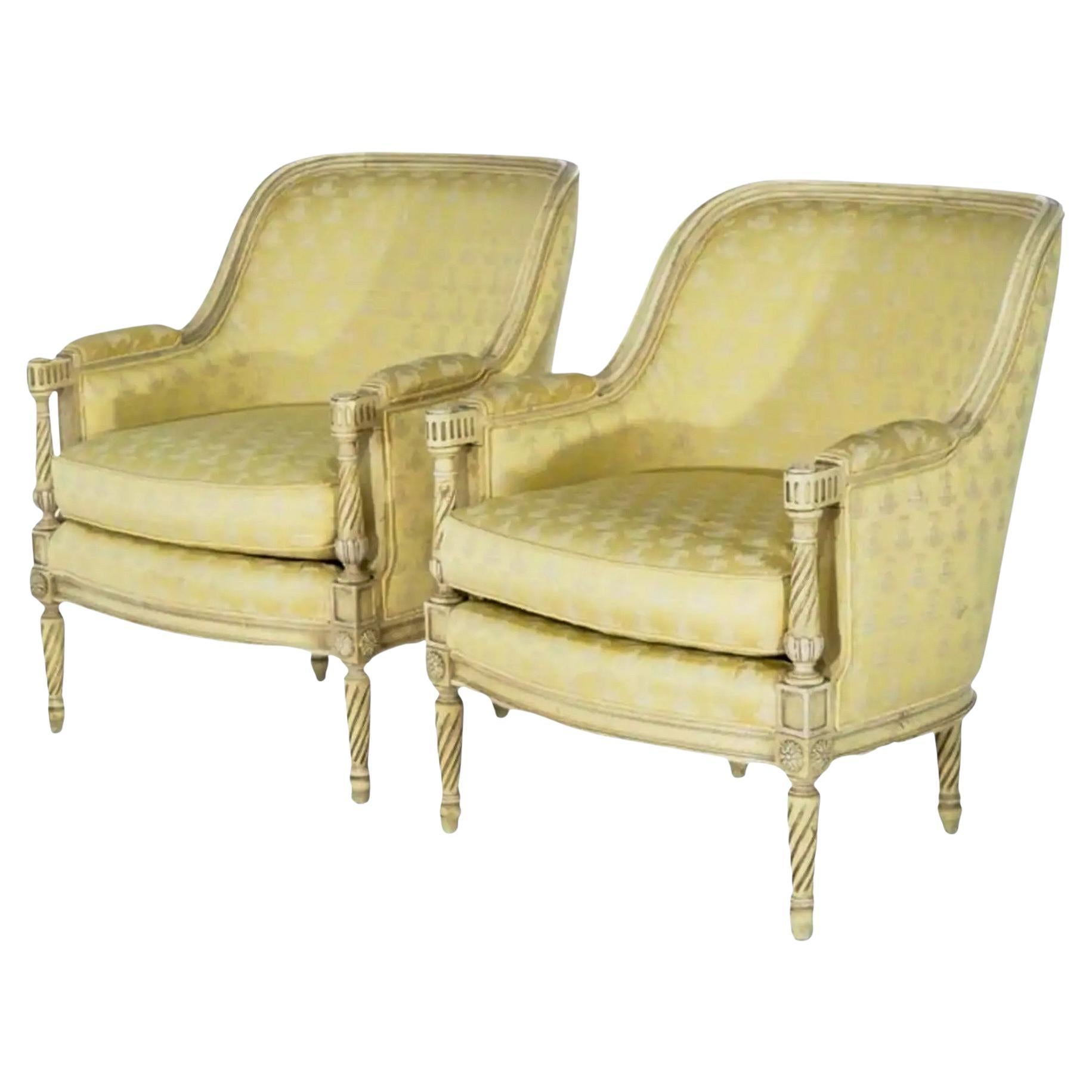 Chaises bergères sculptées et peintes de style Louis XVI des années 1950 - Paire en vente
