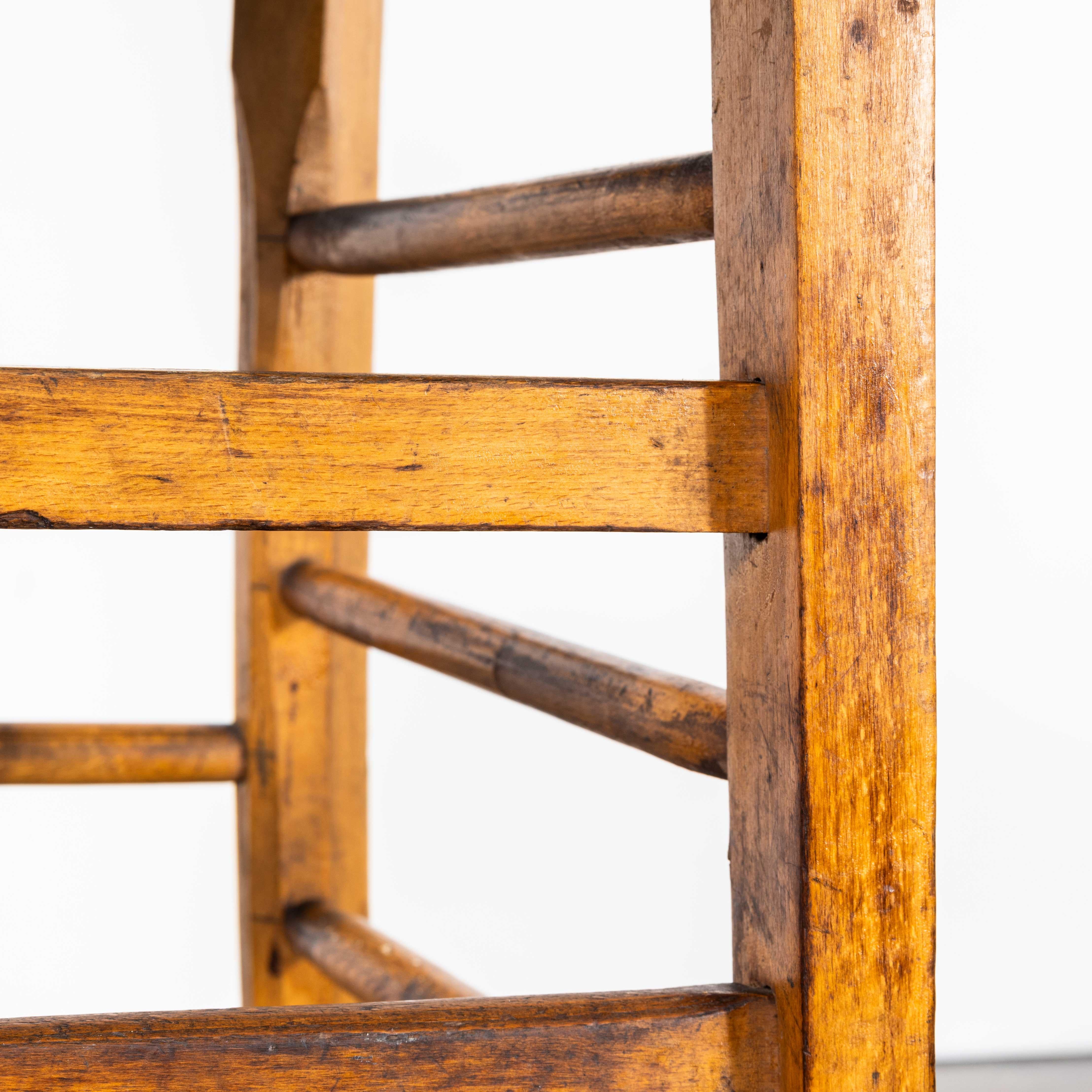Chaise de salle à manger en bois blond Luterma des années 1950 - Chaise de bar
Chaise de salle à manger en bois blond Luterma des années 1950 - Chaise de bar. Le procédé de cintrage du hêtre à la vapeur pour créer des chaises élégantes a été