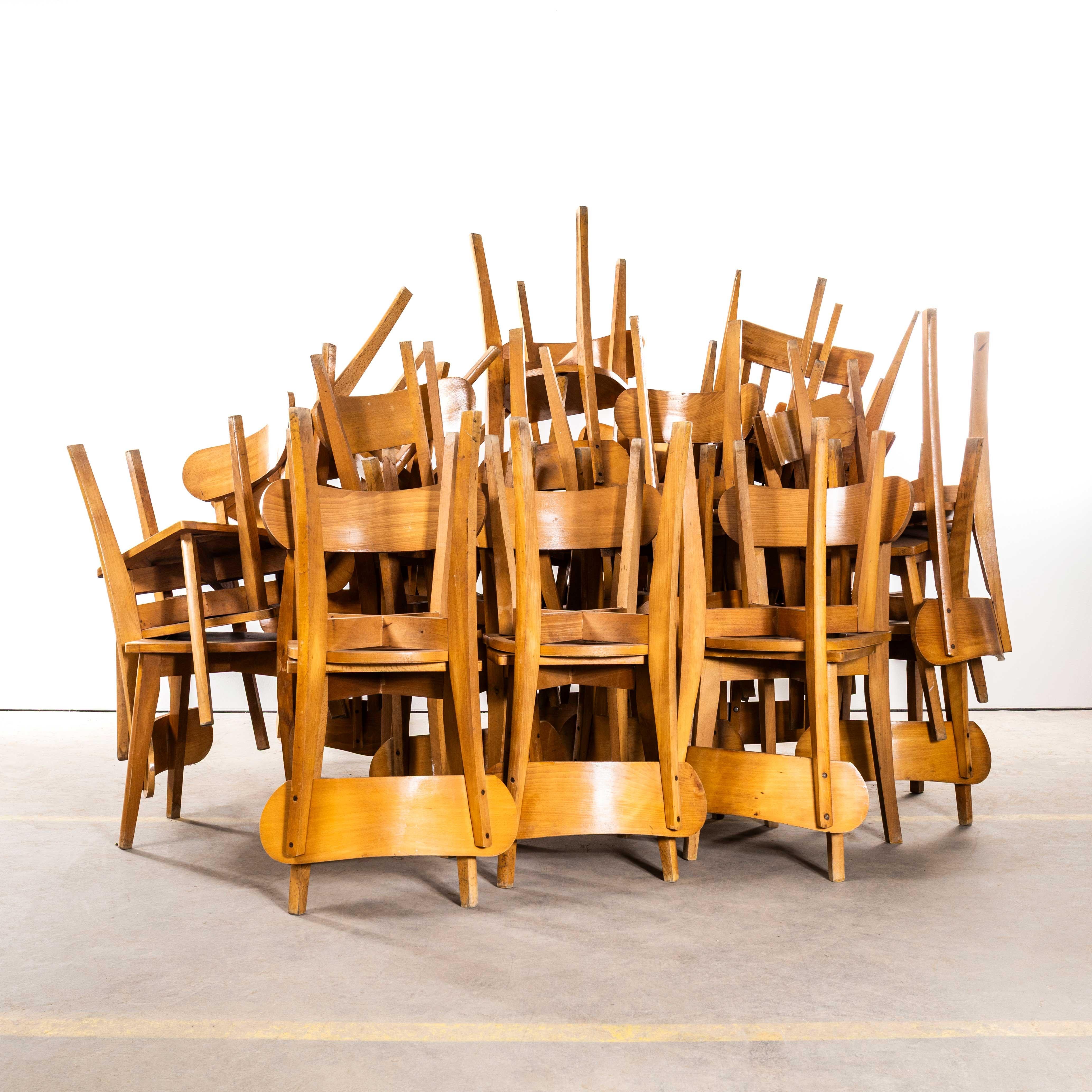 Sillas de comedor francesas Luterma Chapel de madera curvada de 1950. 
El proceso de curvar haya con vapor para crear sillas elegantes fue descubierto y desarrollado por Thonet, pero cuando sus patentes expiraron en 1869 muchas empresas, entre ellas