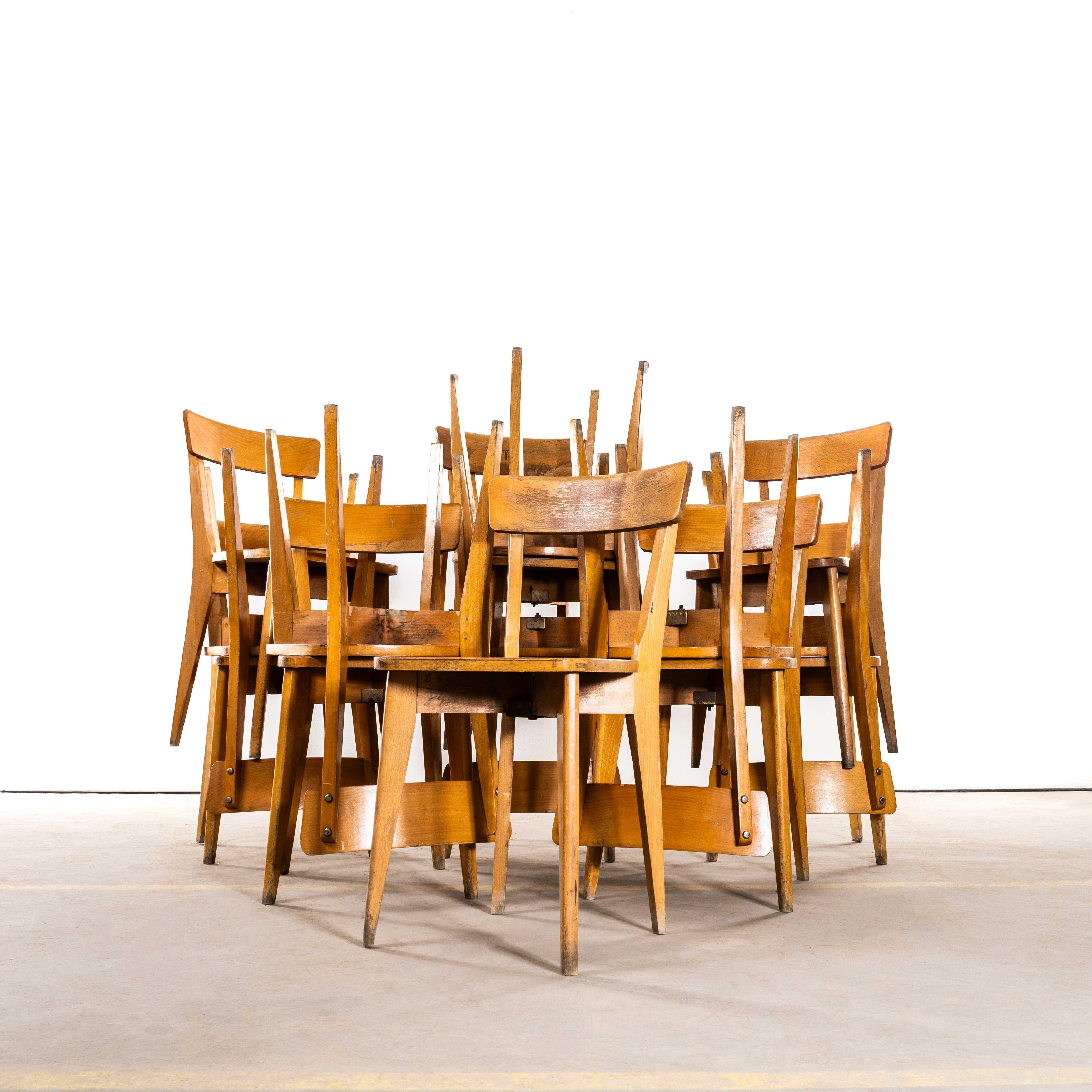 Sillas de comedor francesas Luterma de madera curvada con base en cruz de los años 50. El proceso de curvar haya con vapor para crear sillas elegantes fue descubierto y desarrollado por Thonet, pero cuando sus patentes expiraron en 1869 muchas