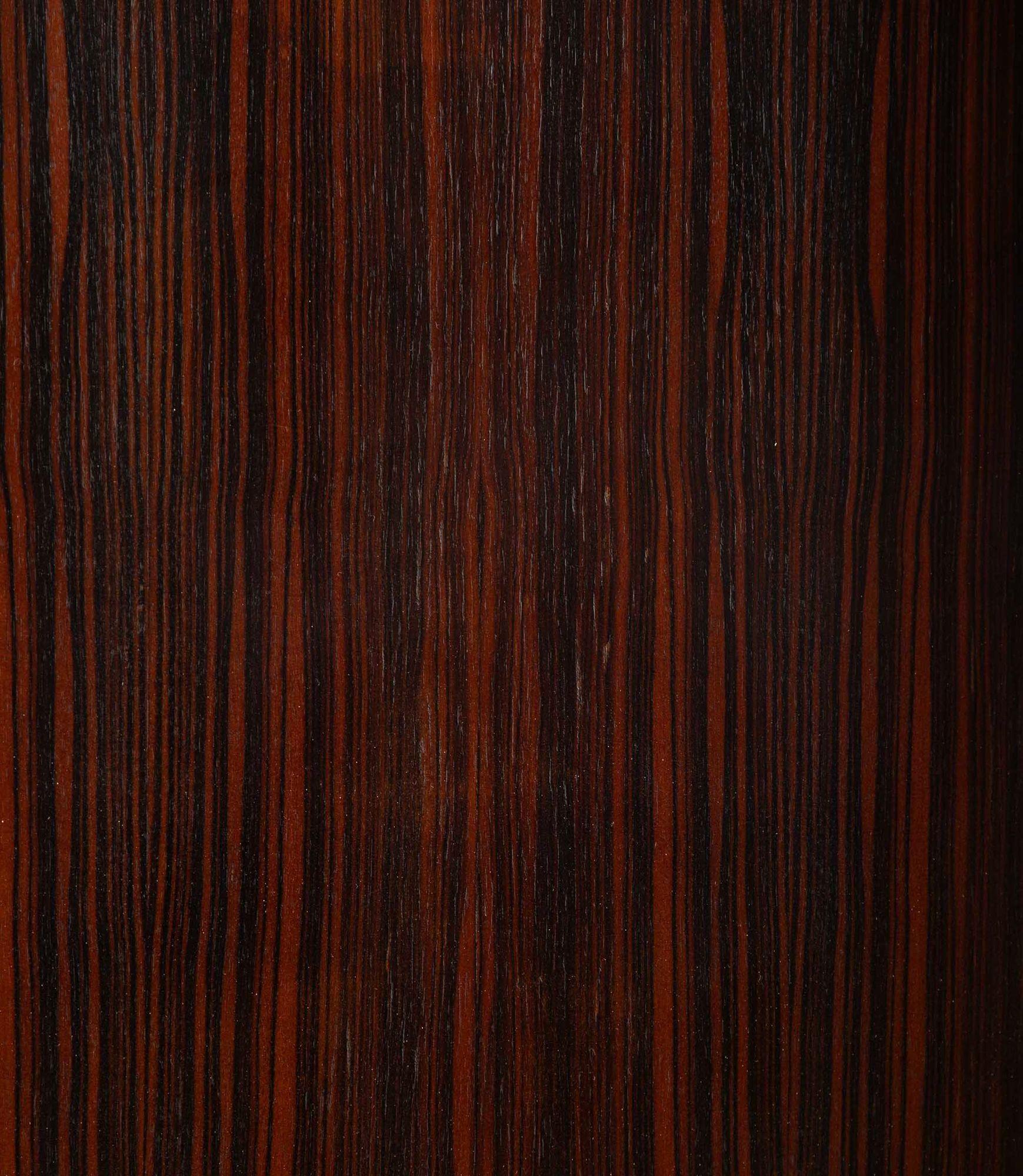 Uno splendido paravento francese a cinque pieghe degli anni '50 nello stile di Jacques Adnet. 
Impiallacciato su tutti i lati in ebano macassar e incernierato in ottone semplice. Si tratta di un pezzo eccezionale di semplicità di metà secolo che