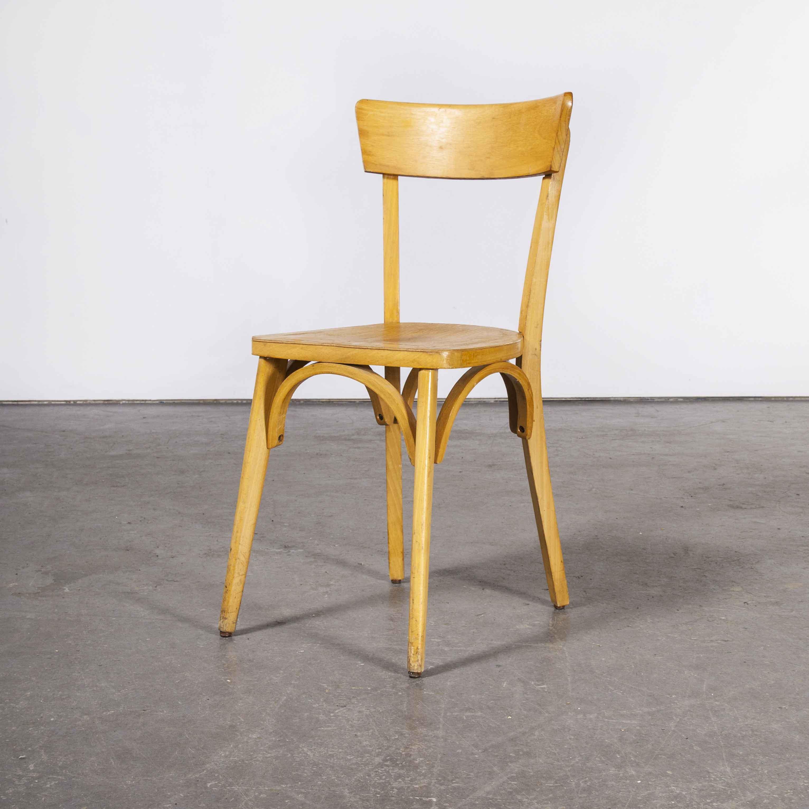 Chaises de salle à manger en bois courbé Luterma de fabrication française des années 1950 - ensemble de douze (Modèle OB). Le processus de cintrage du hêtre à la vapeur pour créer des chaises élégantes a été découvert et développé par Thonet, mais