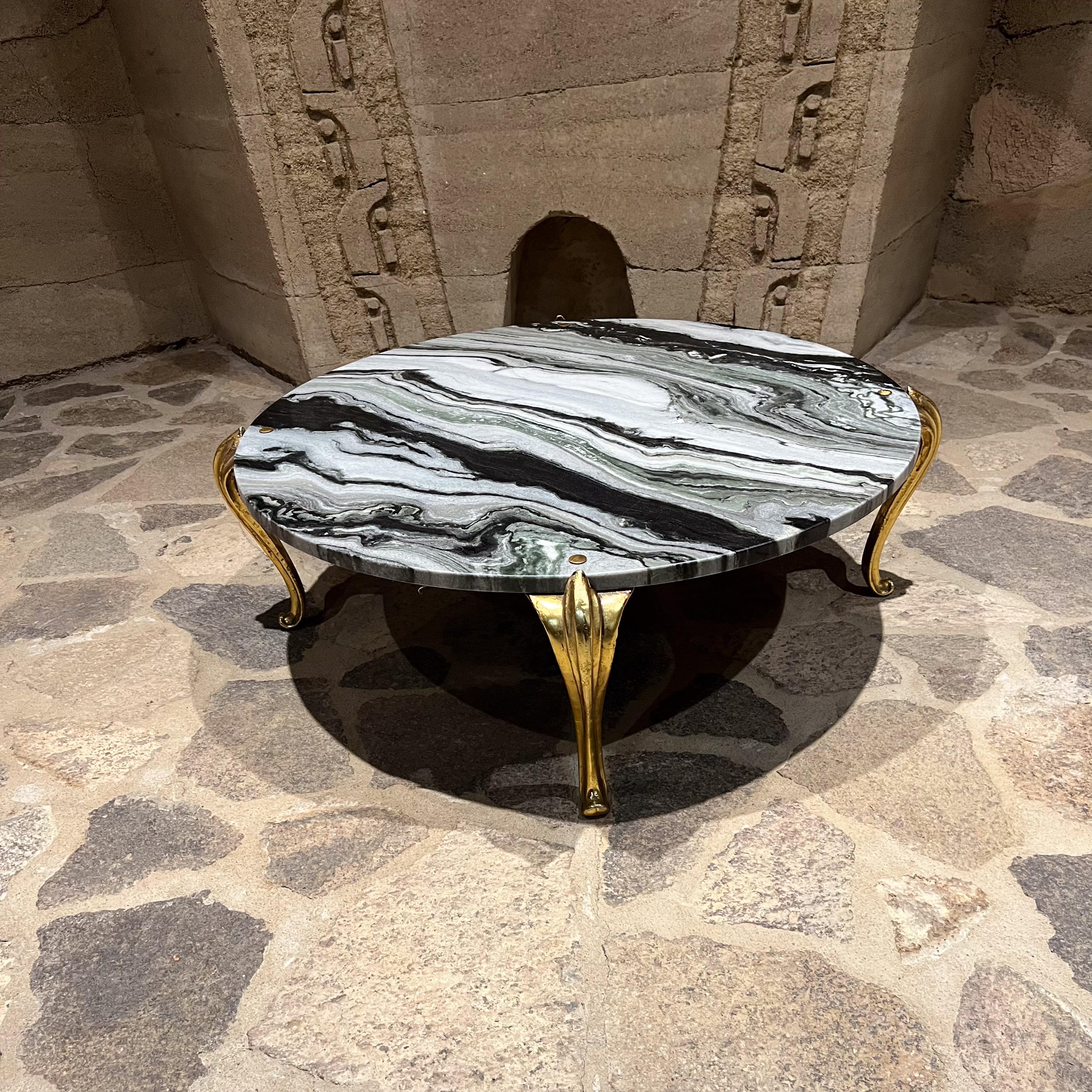 Table basse ronde à pied cabriole en bois doré des années 1950 avec plateau en marbre neuf en vente 7