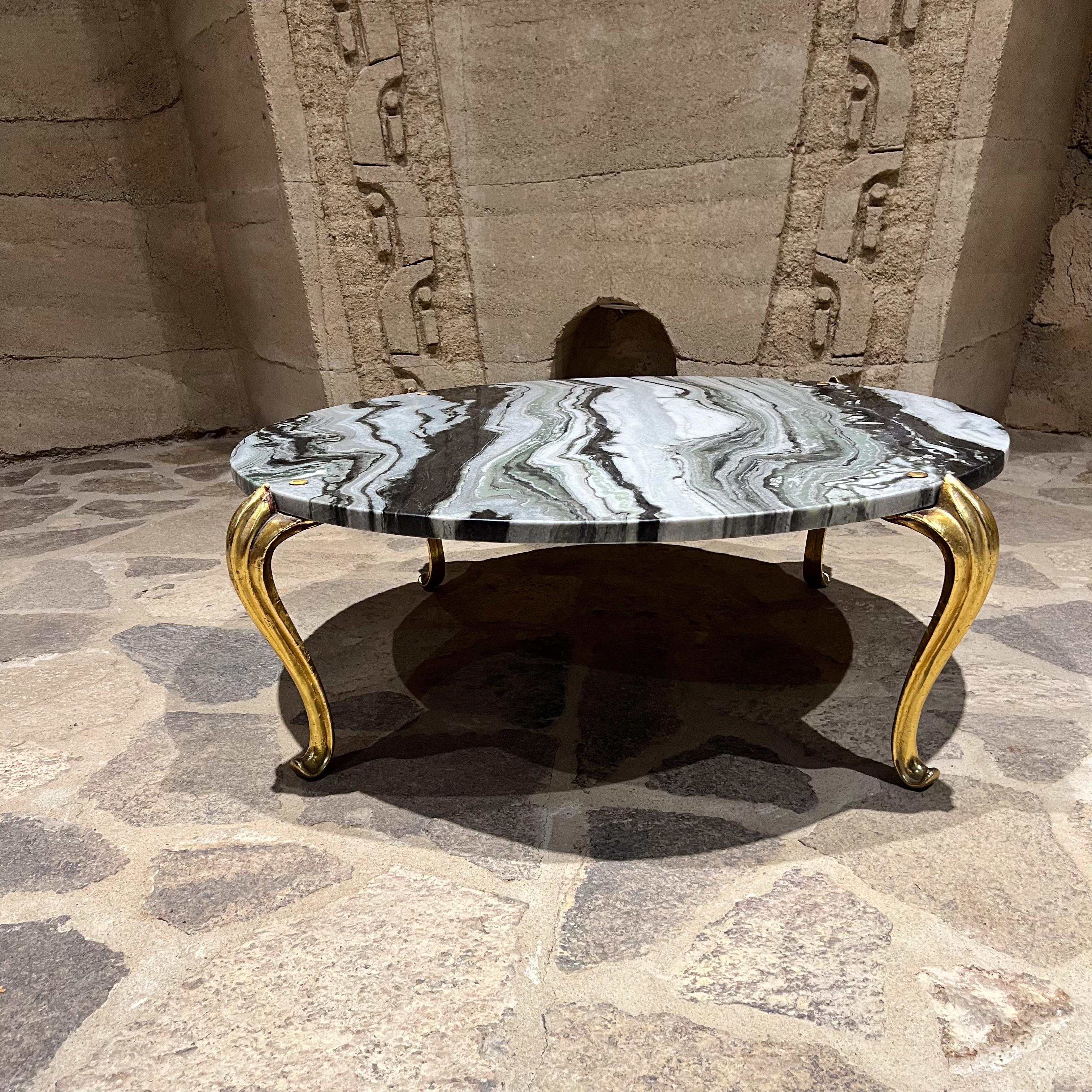 Table basse ronde à pied cabriole en bois doré des années 1950 avec plateau en marbre neuf Bon état - En vente à Chula Vista, CA