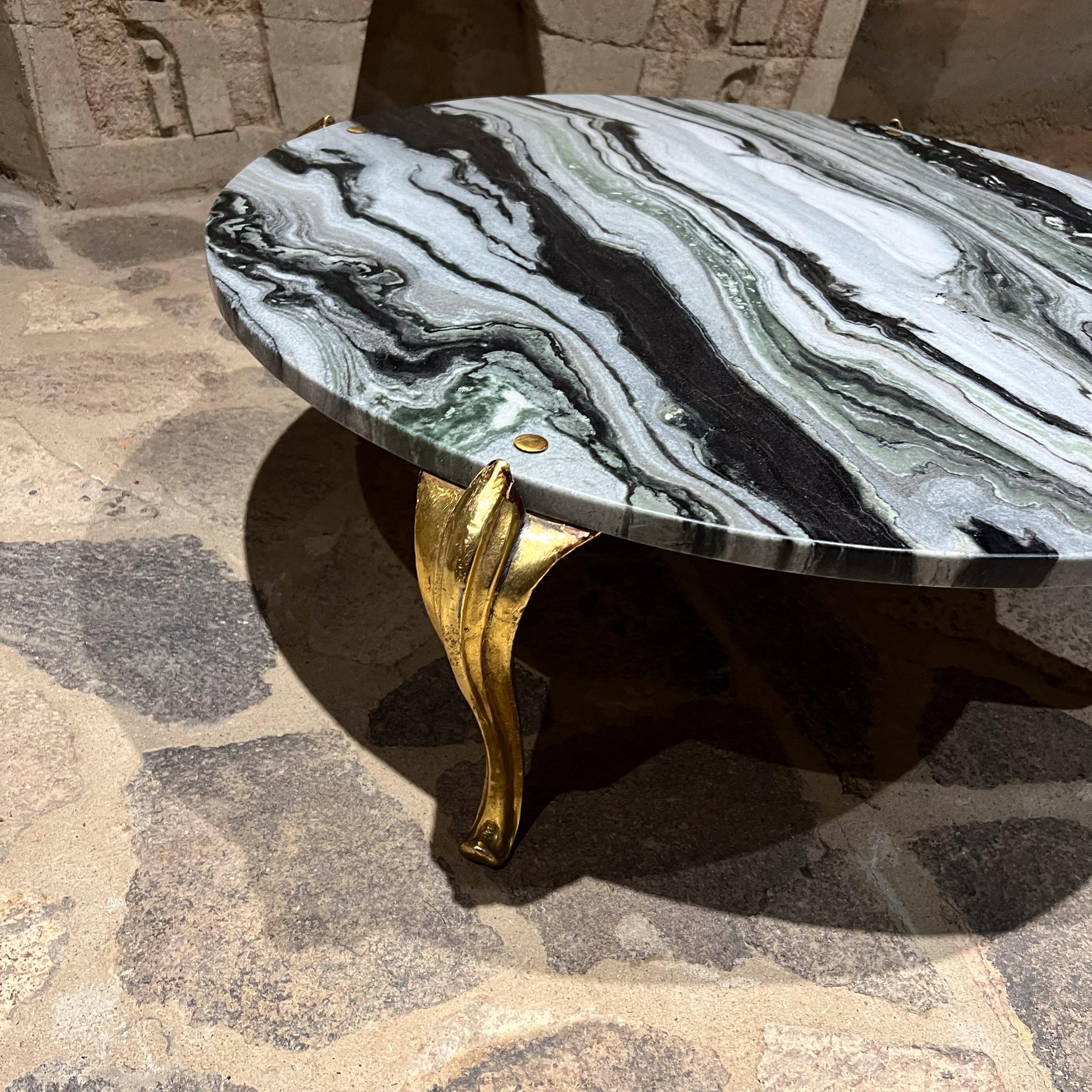20ième siècle Table basse ronde à pied cabriole en bois doré des années 1950 avec plateau en marbre neuf en vente