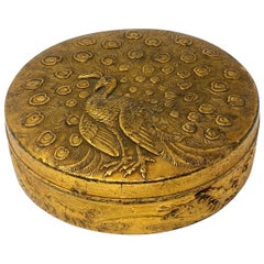 Caja de metal francesa de los años 50 con pavo real grabado