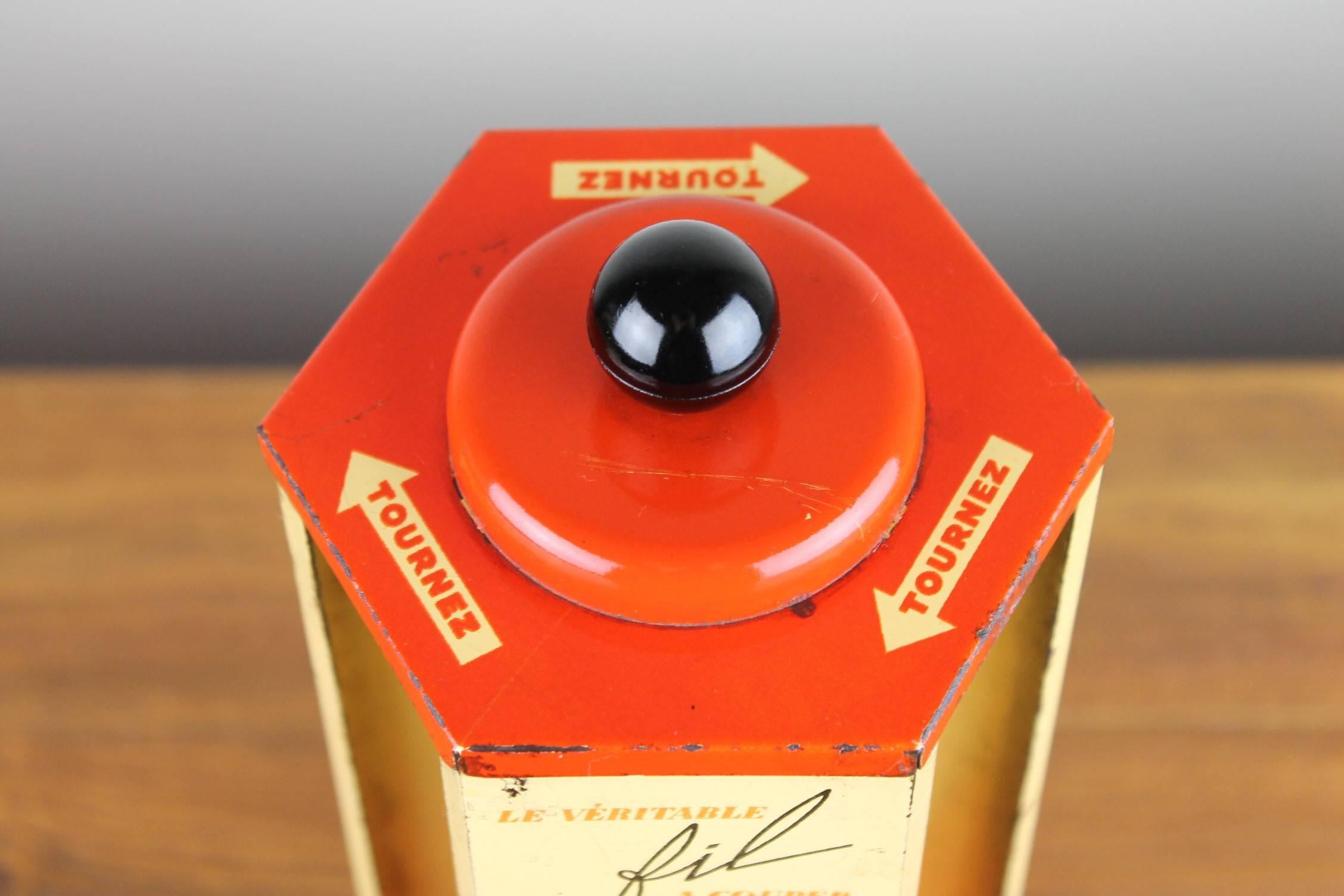 Vintage Ladendisplay - Thekendisplay für Gibbs Rasierapparate. 
Eine Ladenmühle aus den 1950er Jahren - Auslage mit kleinen Schachteln, gefüllt mit Rasiermessern. 
Dieser authentische Rasiermesser-Verkaufsautomat stammt aus Frankreich. 
Er ist aus