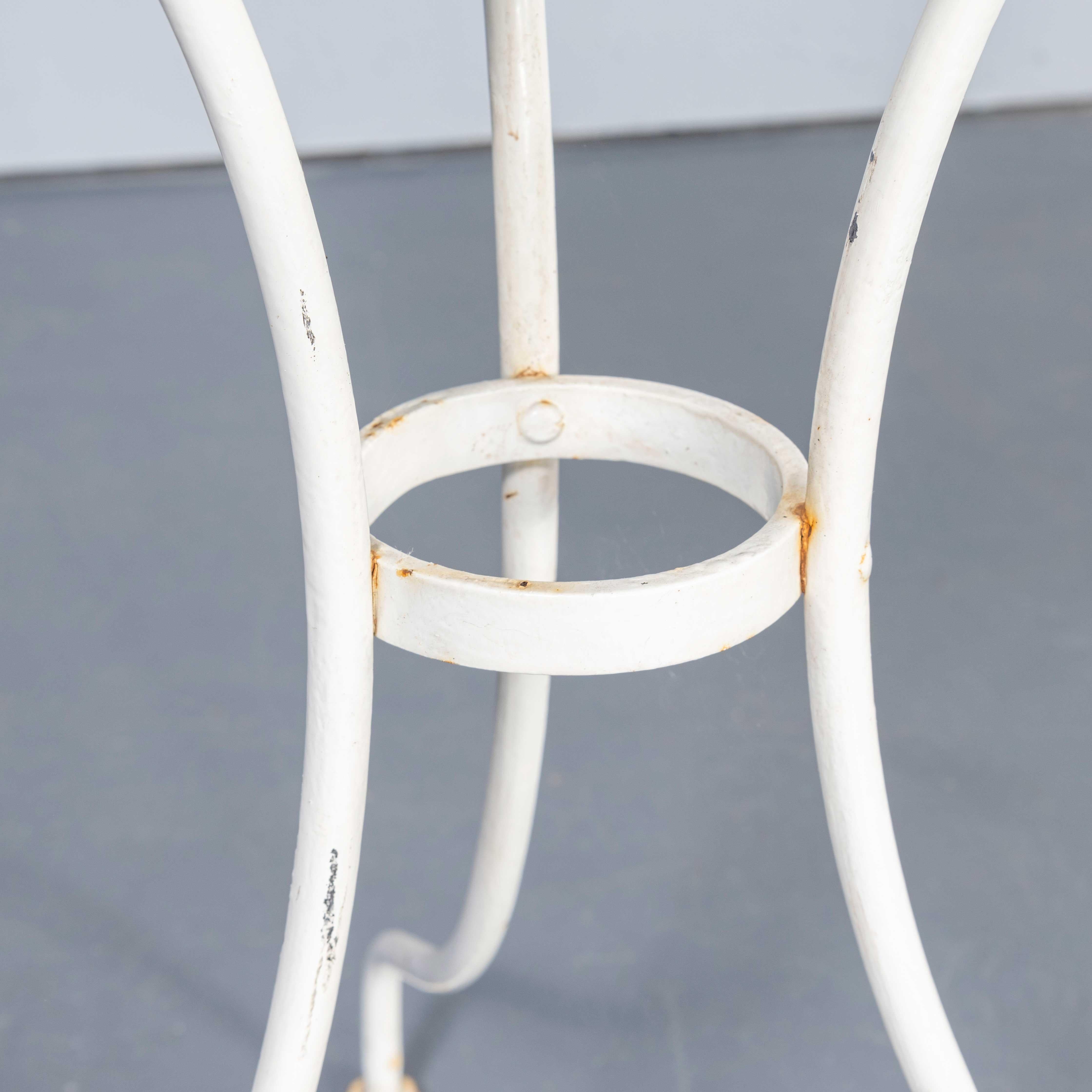 Petite table de guéridon carrée en métal pour l'extérieur, datant des années 1950. 

Classique table de guéridon française à trois pieds massifs façonnés à la main avec un anneau de support central riveté et de délicats pieds courbés sur une base