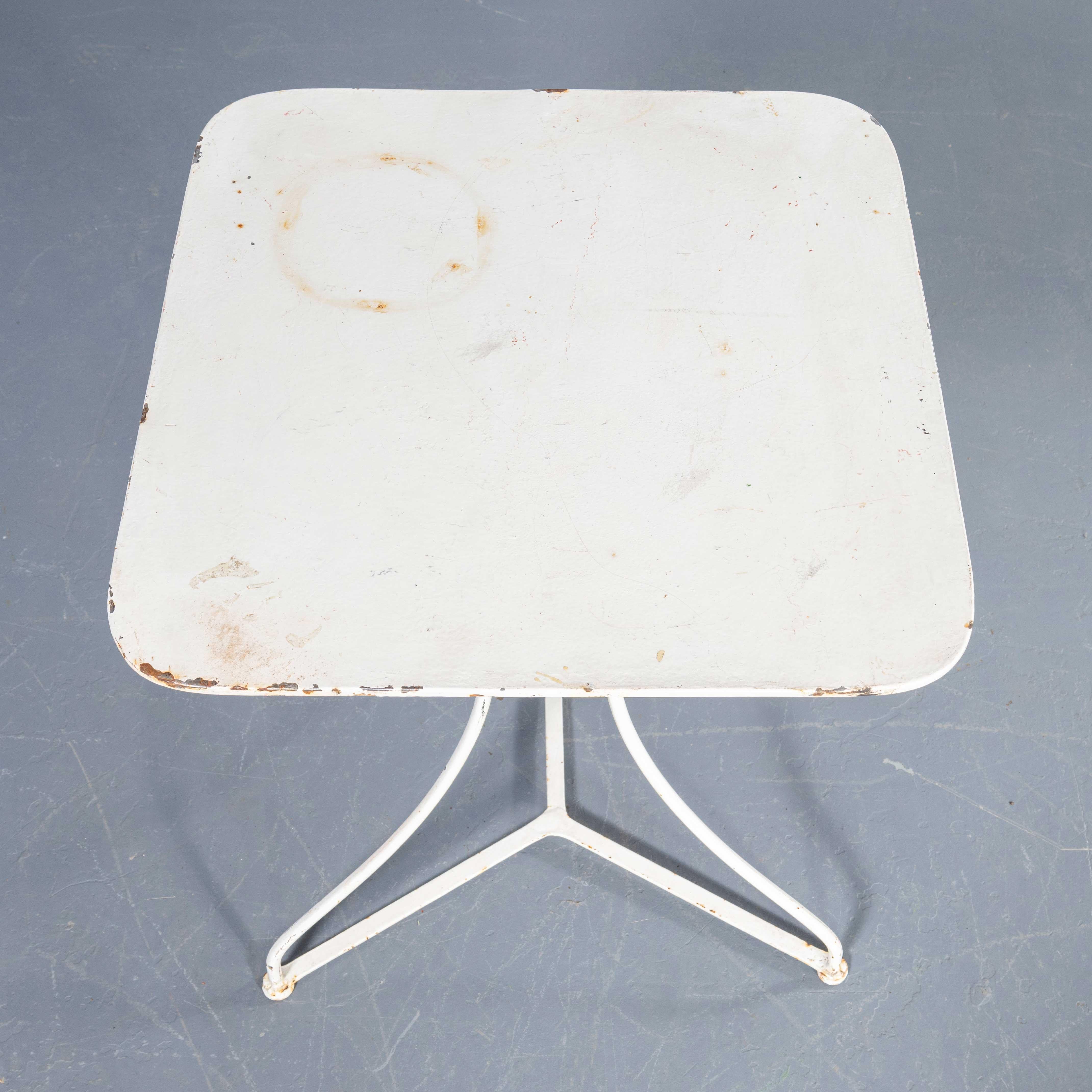 Milieu du XXe siècle Petite table d'extérieur Gueridon carrée en métal des années 50 en vente
