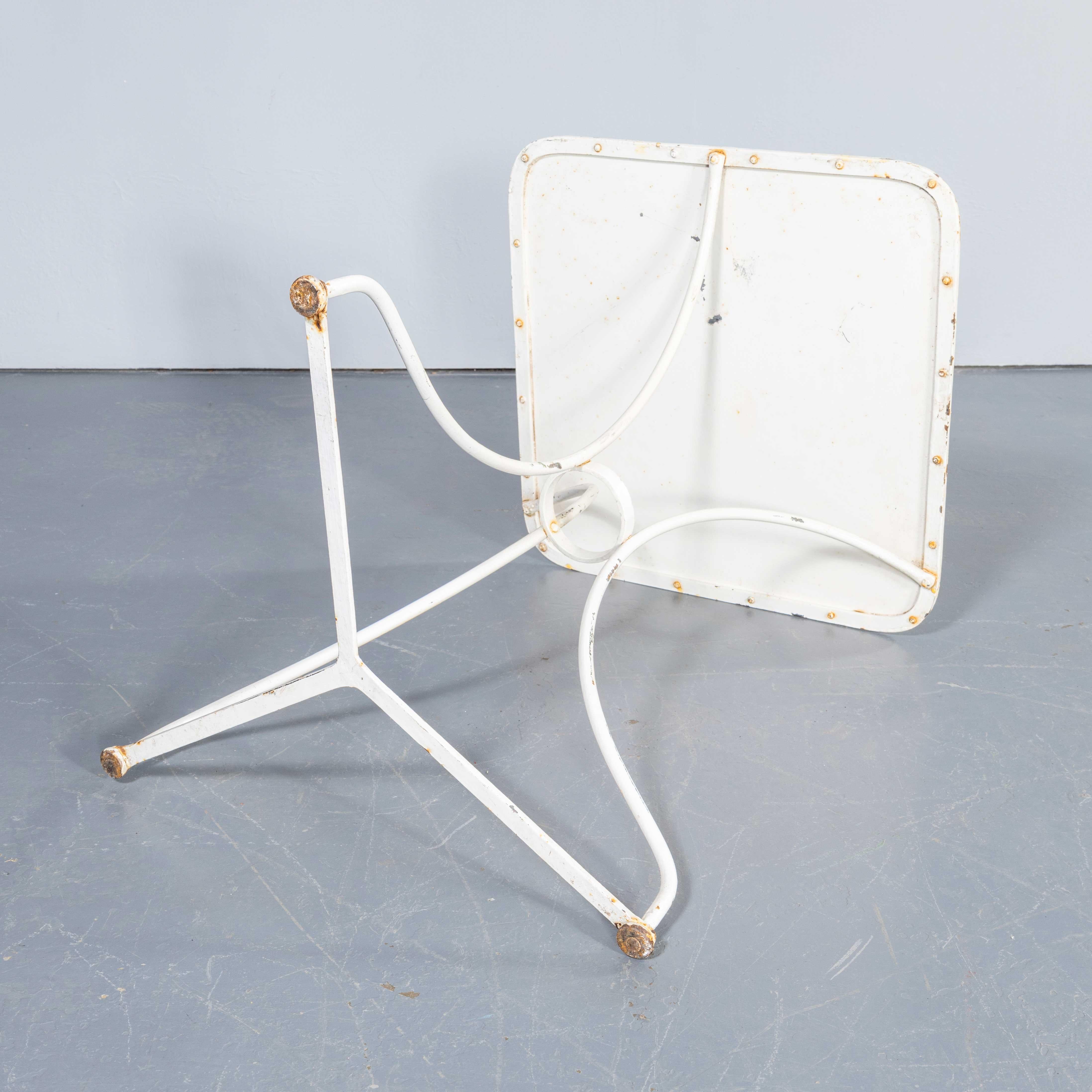 Tôle Petite table d'extérieur Gueridon carrée en métal des années 50 en vente
