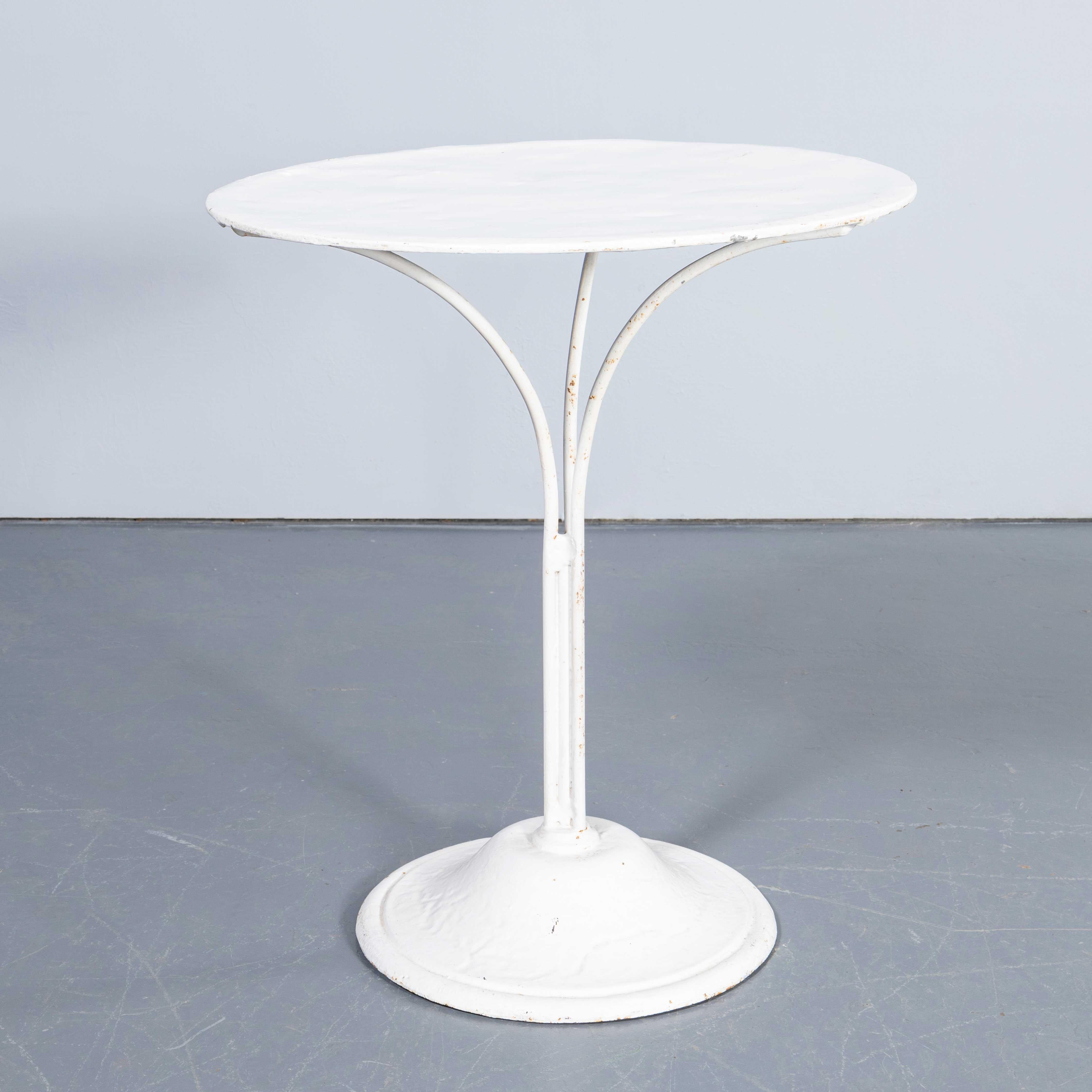 Petite table de guéridon d'extérieur en métal des années 1950. 
Table de guéridon classique française à trois pieds massifs en barre façonnés à la main et réunis en une élégante colonne. Les pieds reposent sur une élégante base en métal moulé