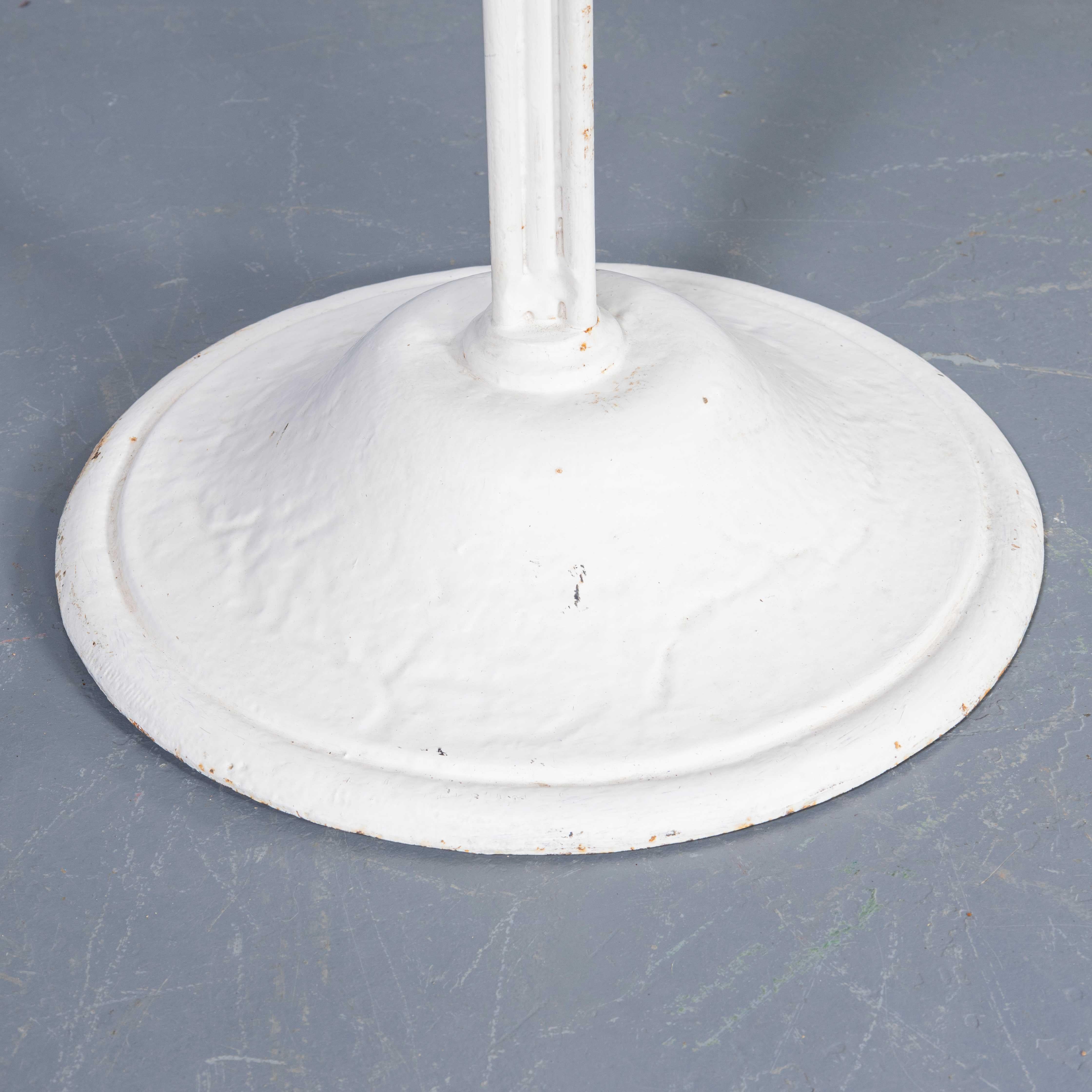 Français Petite table d'extérieur en métal à pied tripode des années 50, Gueridon en vente