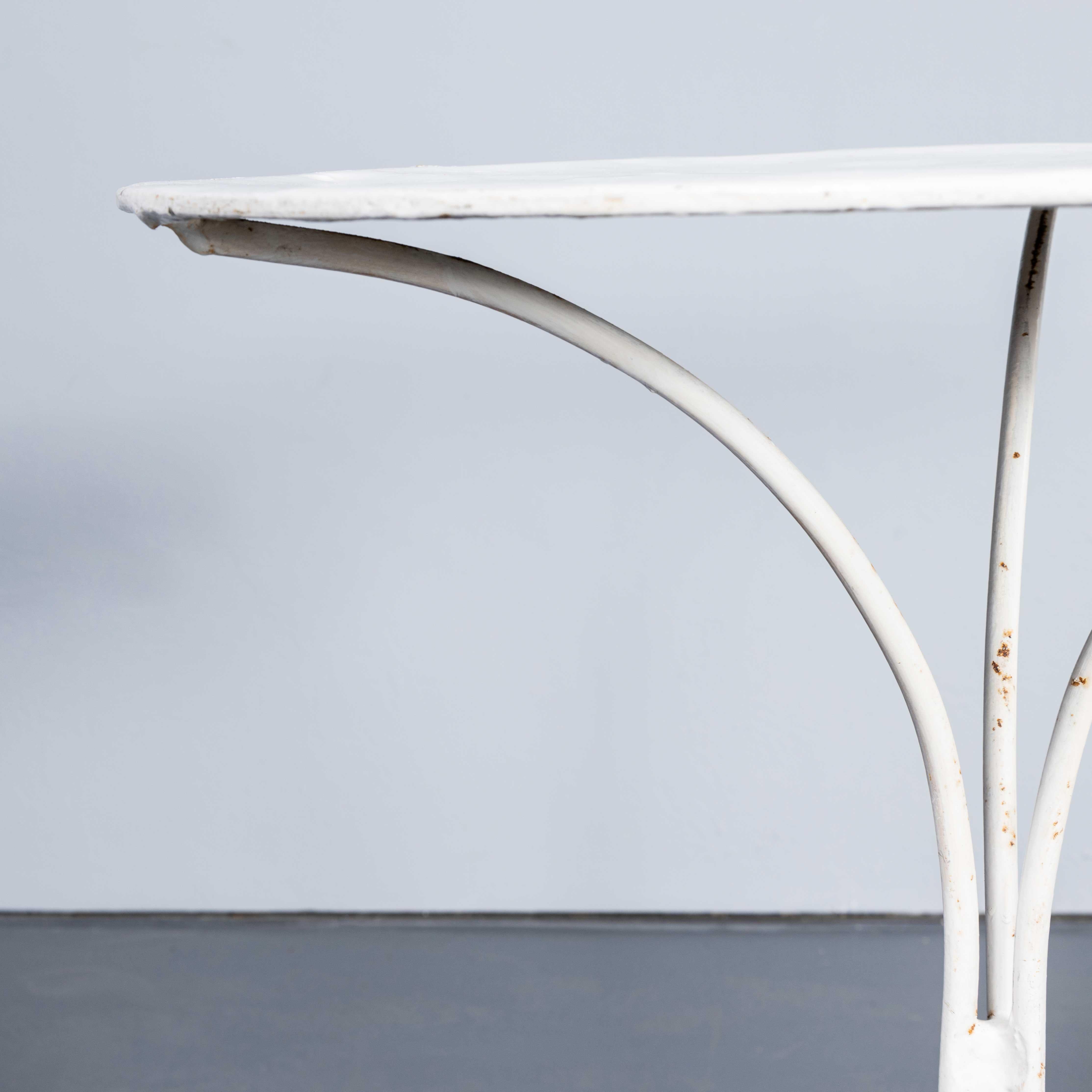 Petite table d'extérieur en métal à pied tripode des années 50, Gueridon Bon état - En vente à Hook, Hampshire