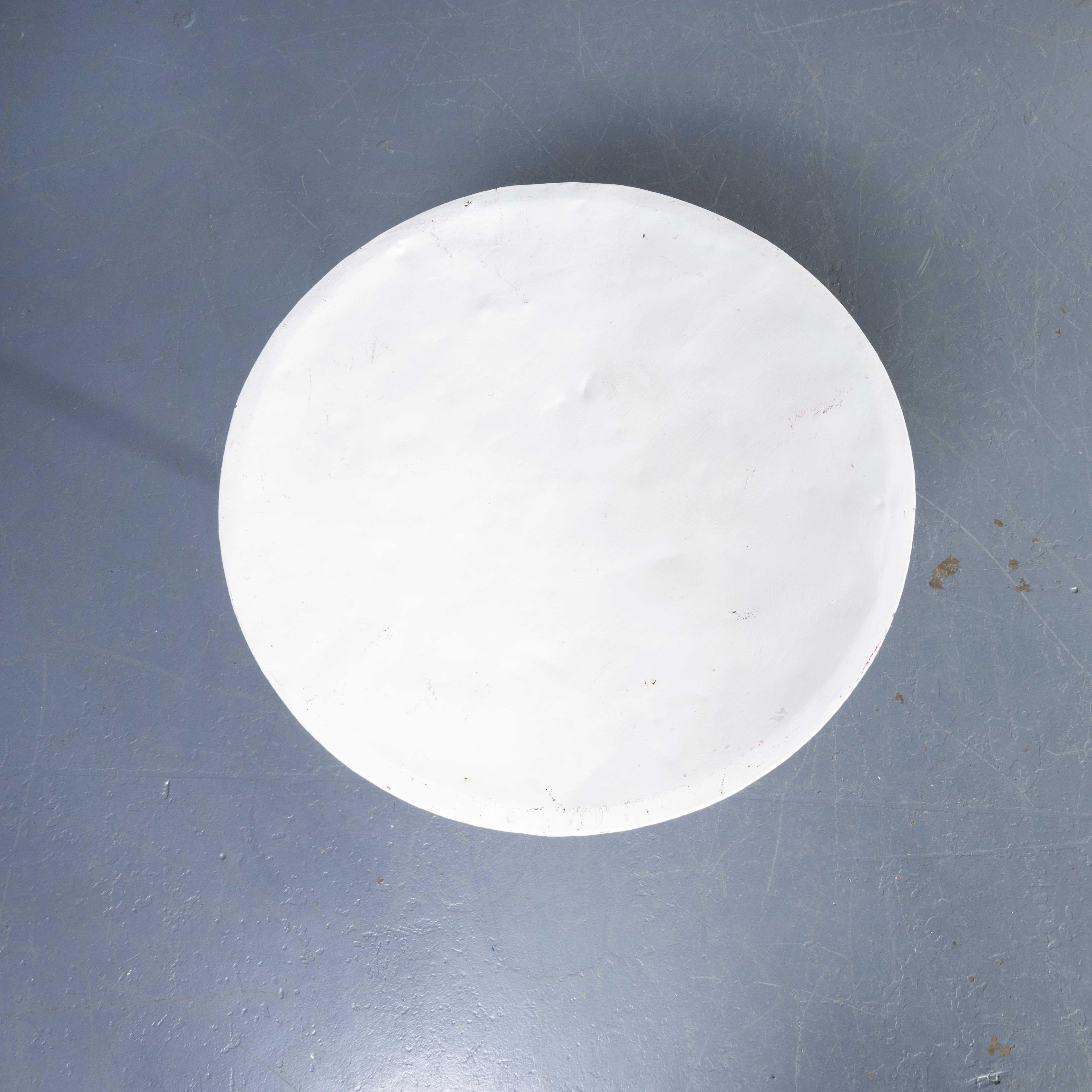 Métal Petite table d'extérieur en métal à pied tripode des années 50, Gueridon en vente