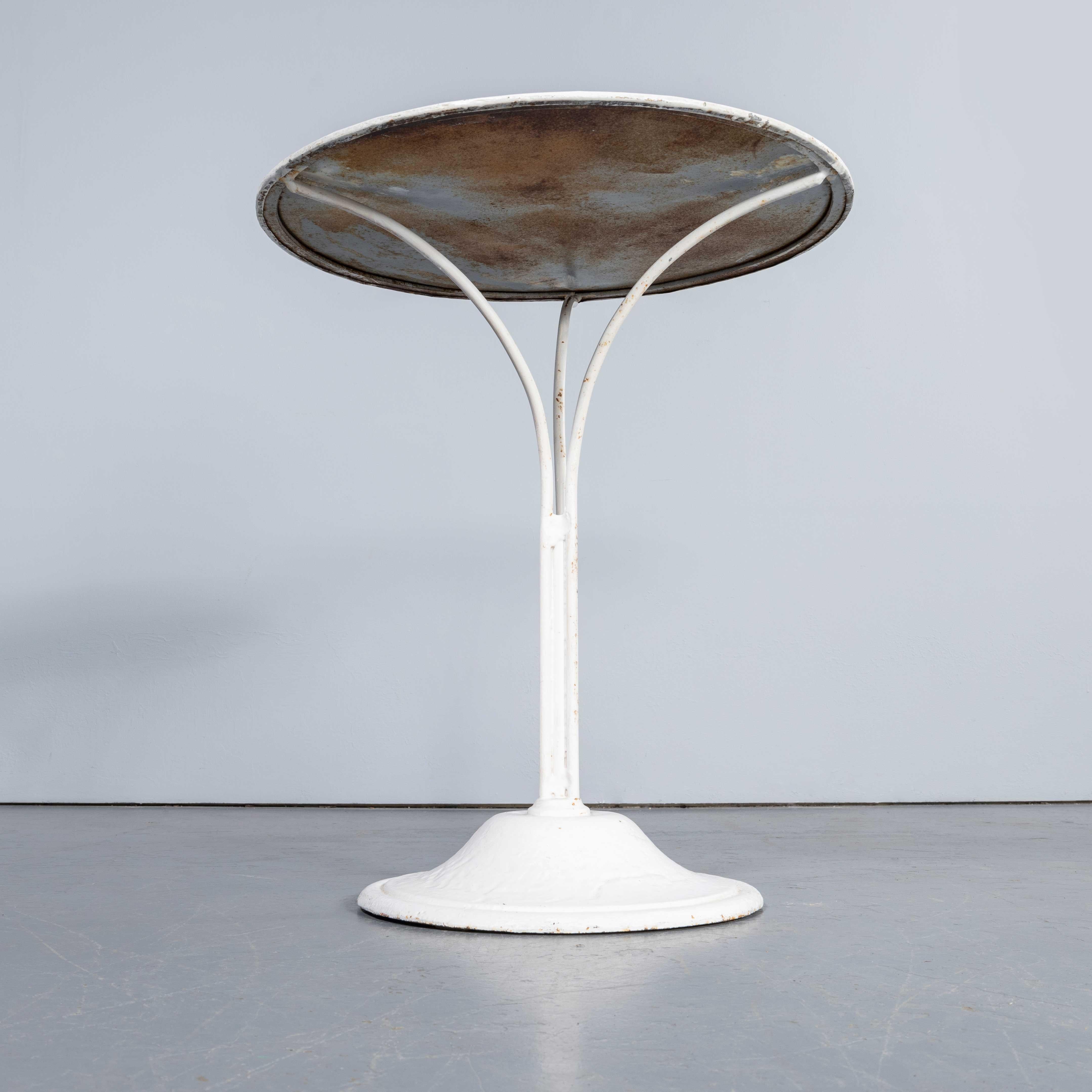 Petite table d'extérieur en métal à pied tripode des années 50, Gueridon en vente 1