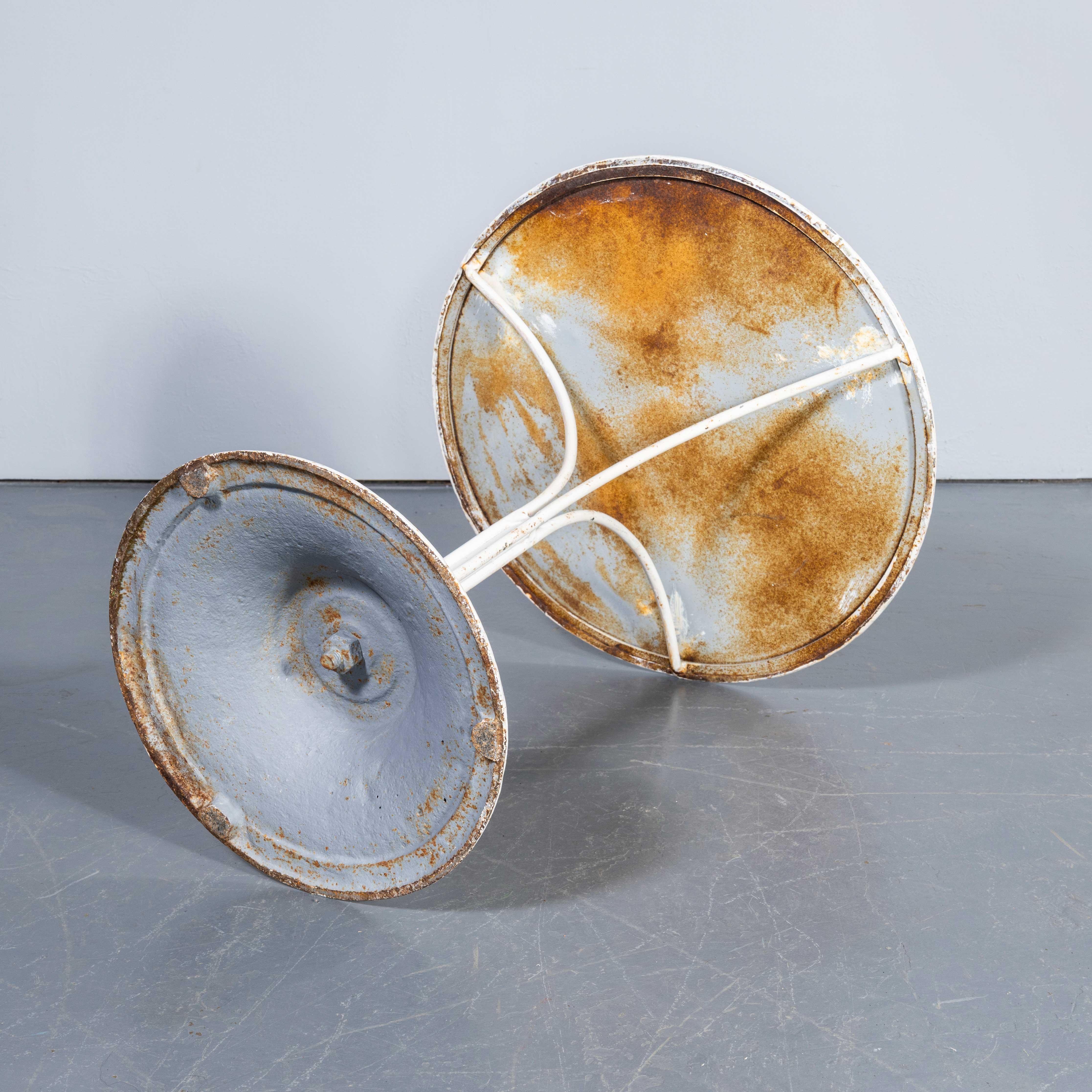 Petite table d'extérieur en métal à pied tripode des années 50, Gueridon en vente 2
