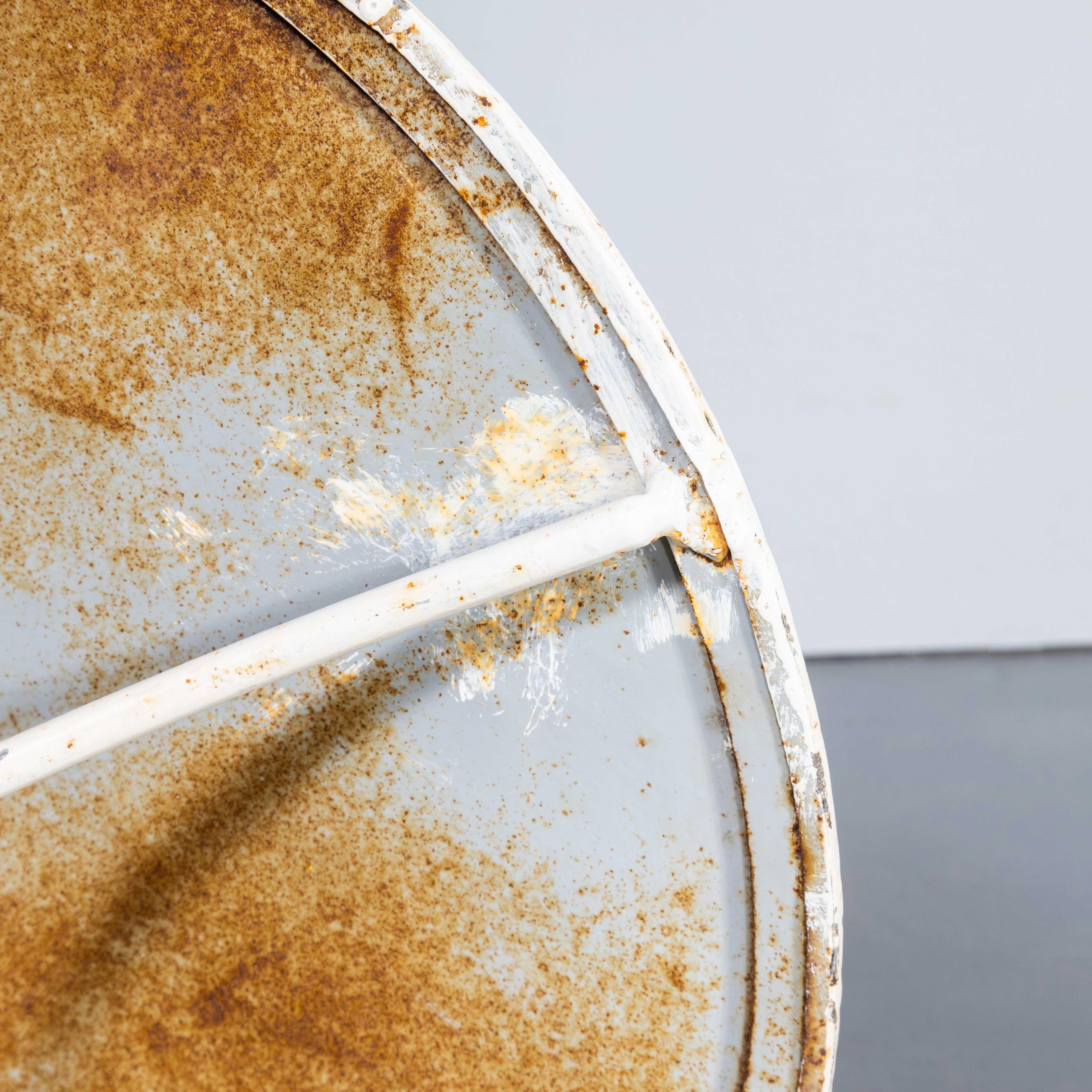 Petite table d'extérieur en métal à pied tripode des années 50, Gueridon en vente 3