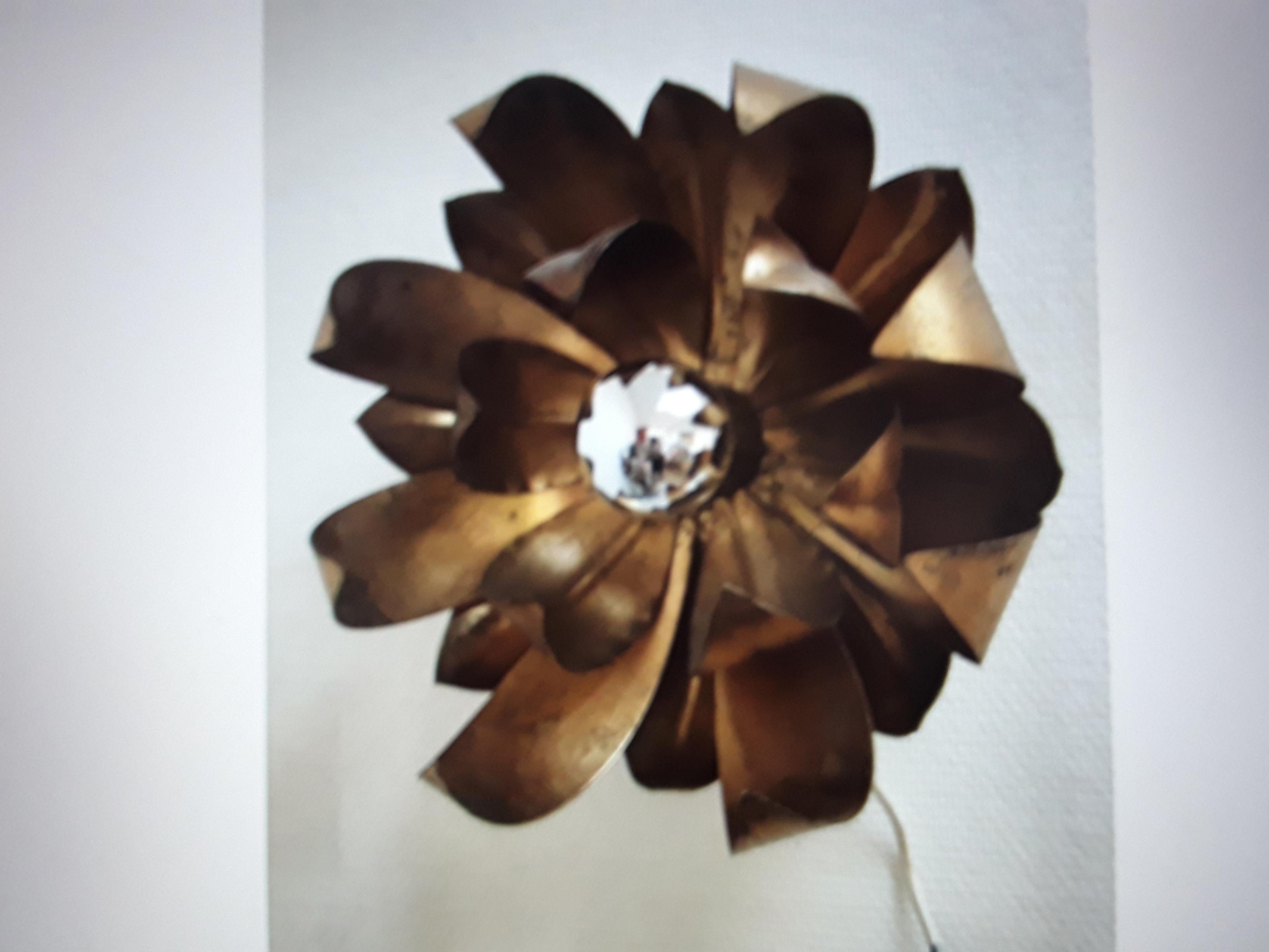 Metallo Lampada da incasso a soffitto francese del 1950, metà del secolo scorso, con fiori in fiore e dorati in vendita