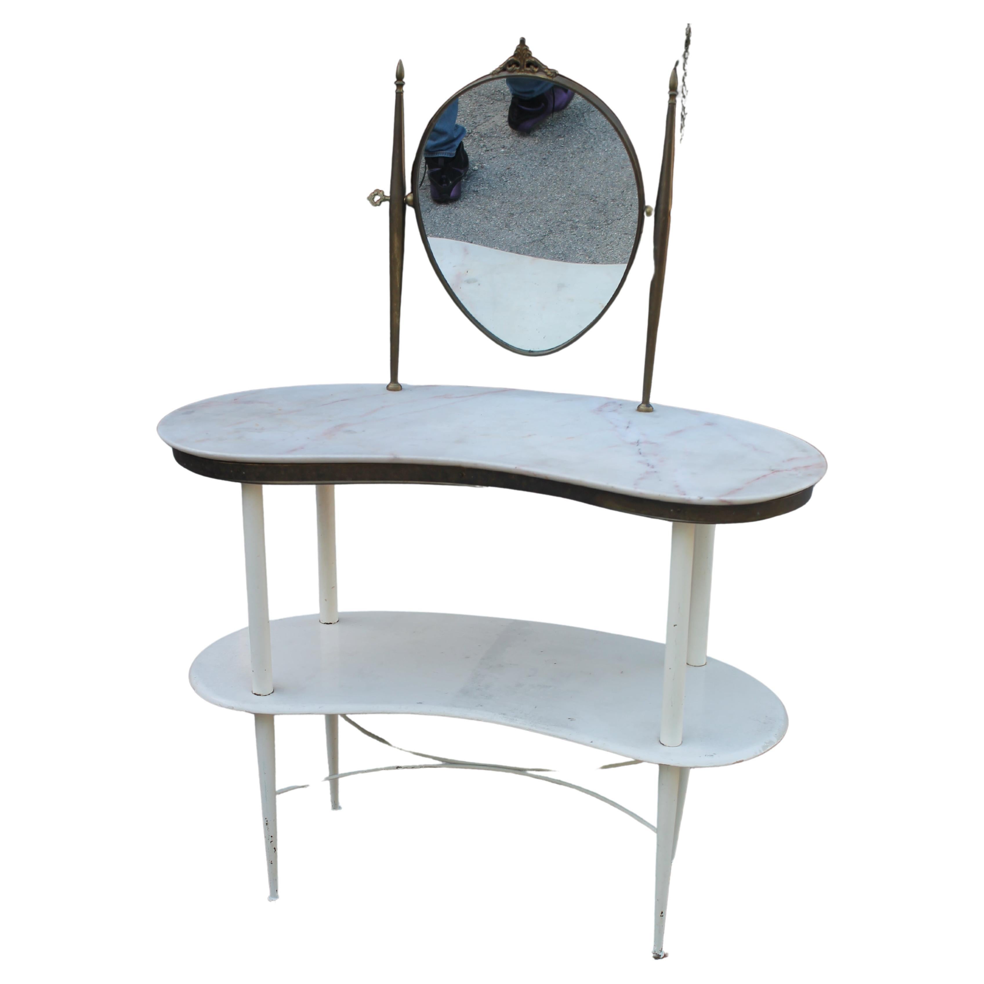 Meuble-lavabo en miroir pour dames d'origine française, datant des années 1950, de style moderne du milieu du siècle, en forme de rein en marbre.