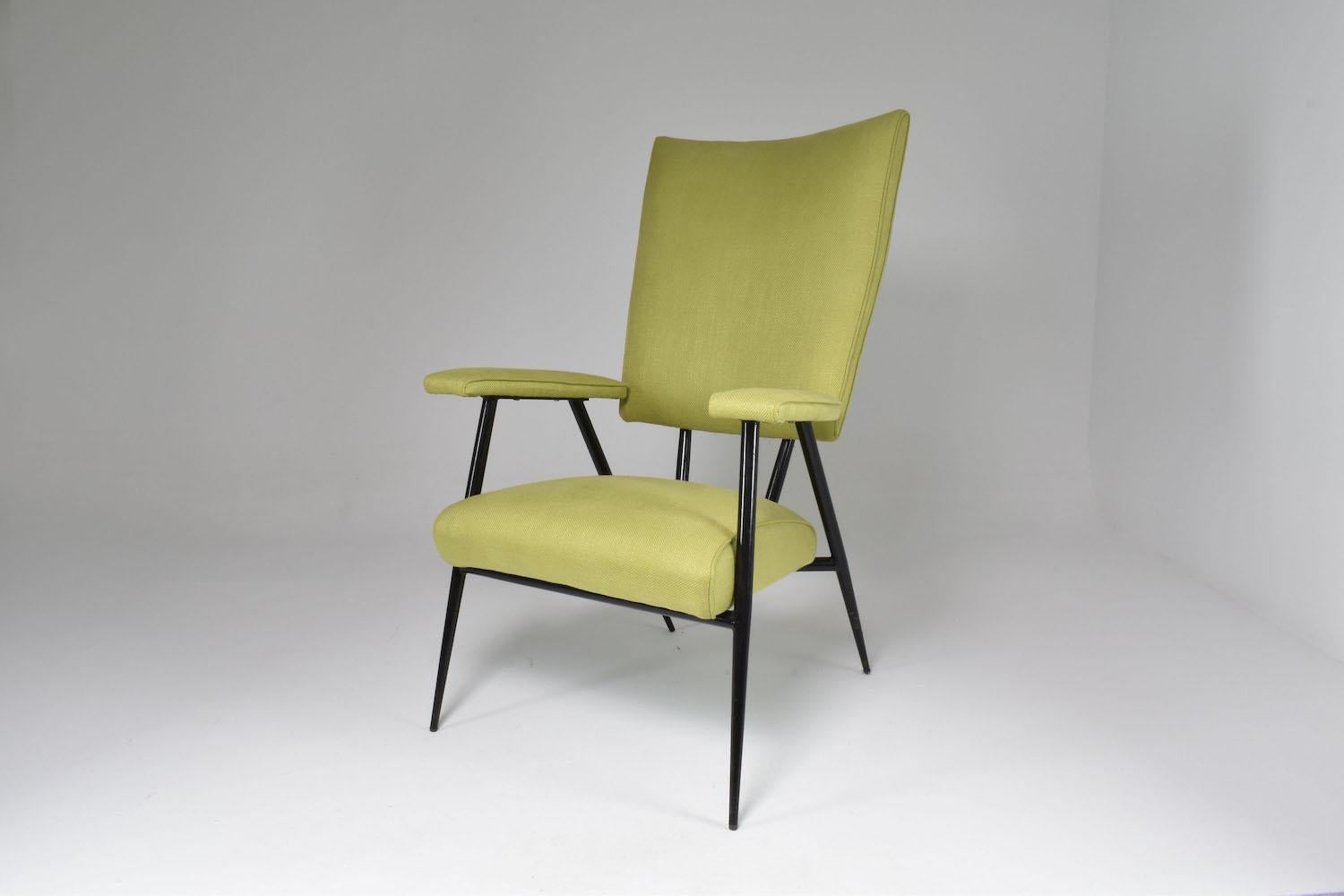 Magnifique chaise de salon ou fauteuil français de collection du milieu du siècle dernier, avec une structure tubulaire en acier re-laqué noir et une tapisserie vert clair. En parfait état de restauration. 
France, vers les années 1950. 


Nous