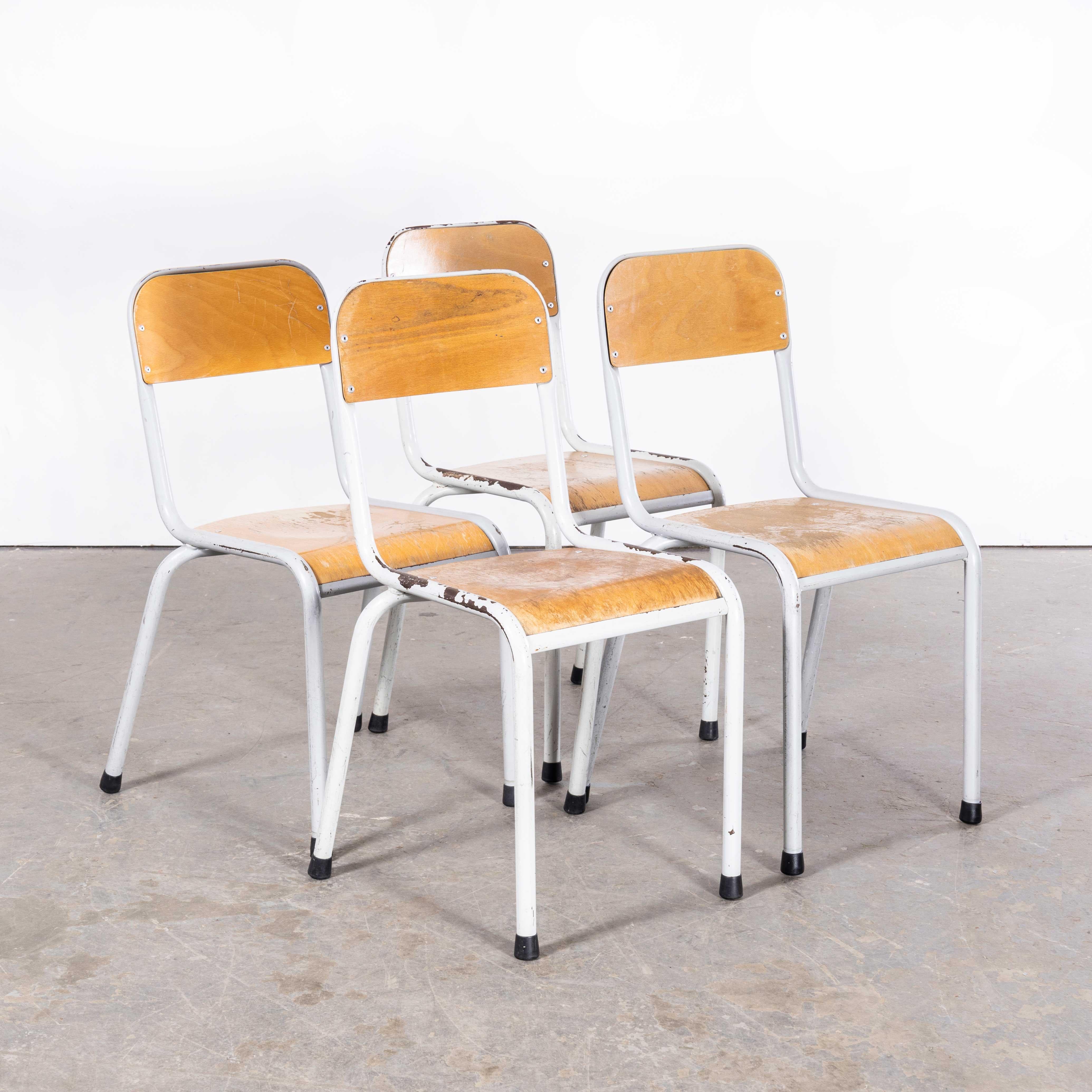 1950's French Mullca D Back Light Grey Dining Chairs - Satz von vier (Französisch) im Angebot