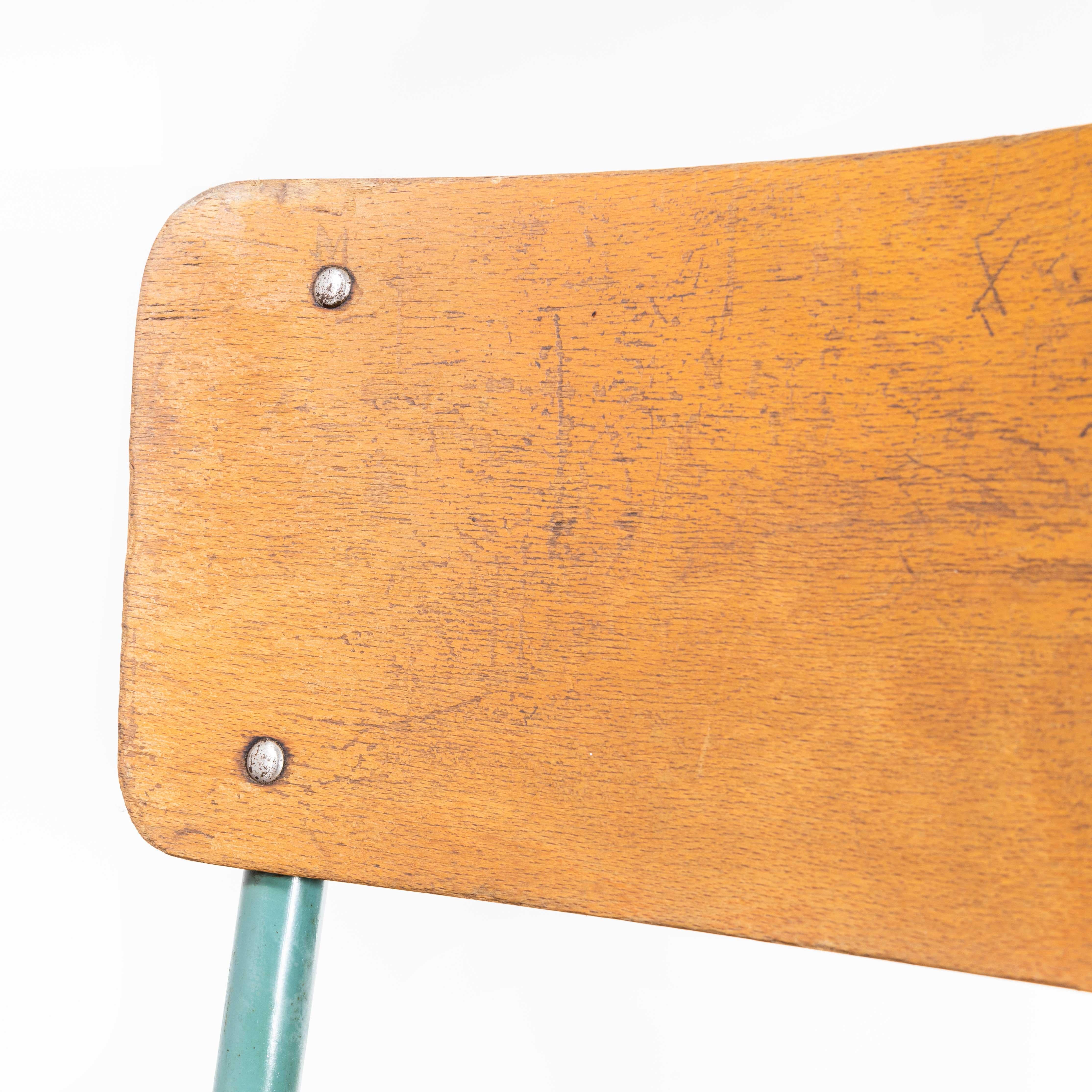 Französische Mullca-Esszimmerstühle aus den 1950er Jahren - Satz mit acht Sitzplätzen
1950s French Mullca Framed Seat Dining Chairs - Set von acht. Einer unserer Lieblingsstühle. 1947 gründeten Robert Muller und Gaston Cavaillon das Unternehmen,