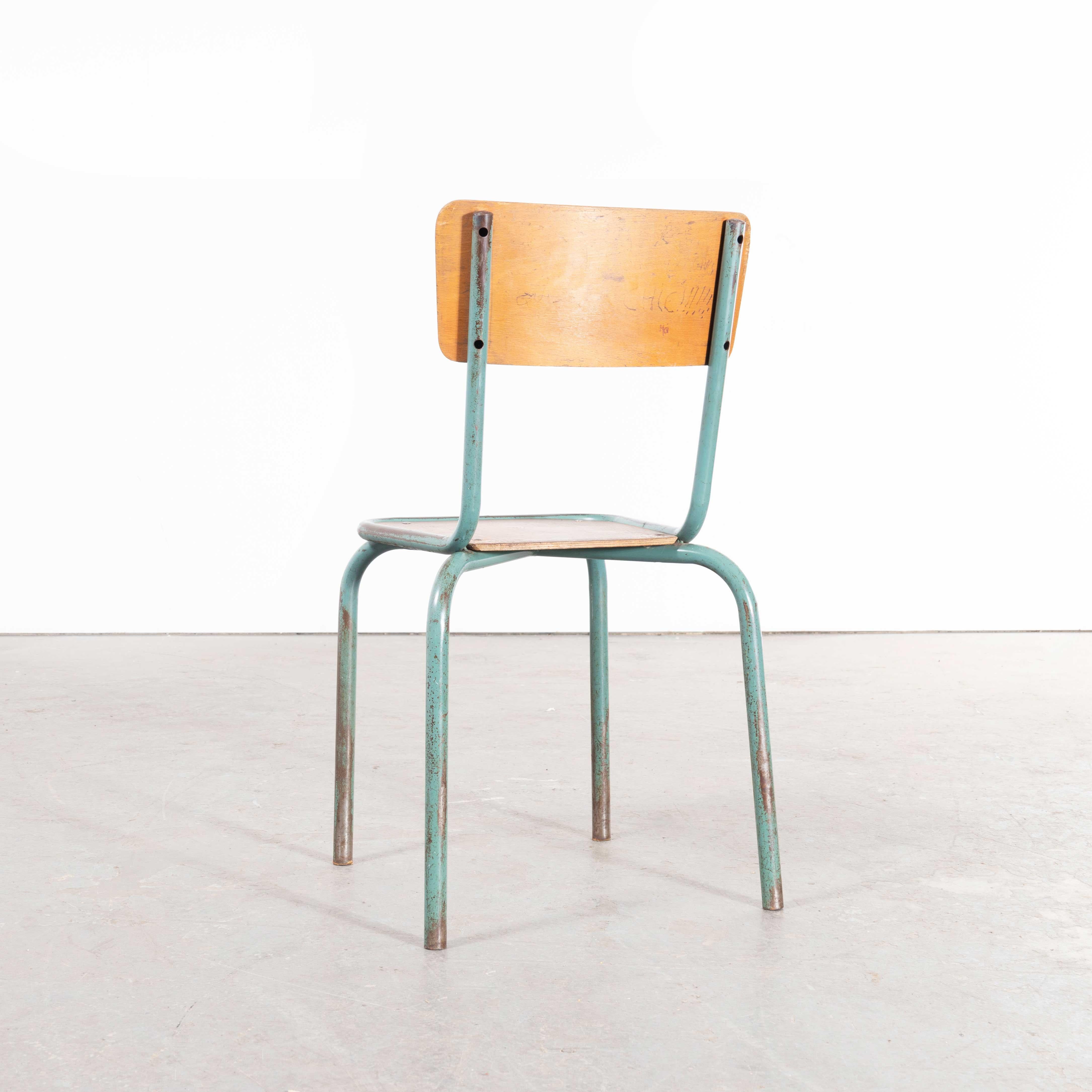 1950's French Mullca Framed Seat Stacking Dining Chairs - Satz von acht
1950's French Mullca Framed Seat Stacking Dining Chairs - Set von acht. Einer unserer Lieblingsstühle. 1947 gründeten Robert Muller und Gaston Cavaillon das Unternehmen, das den