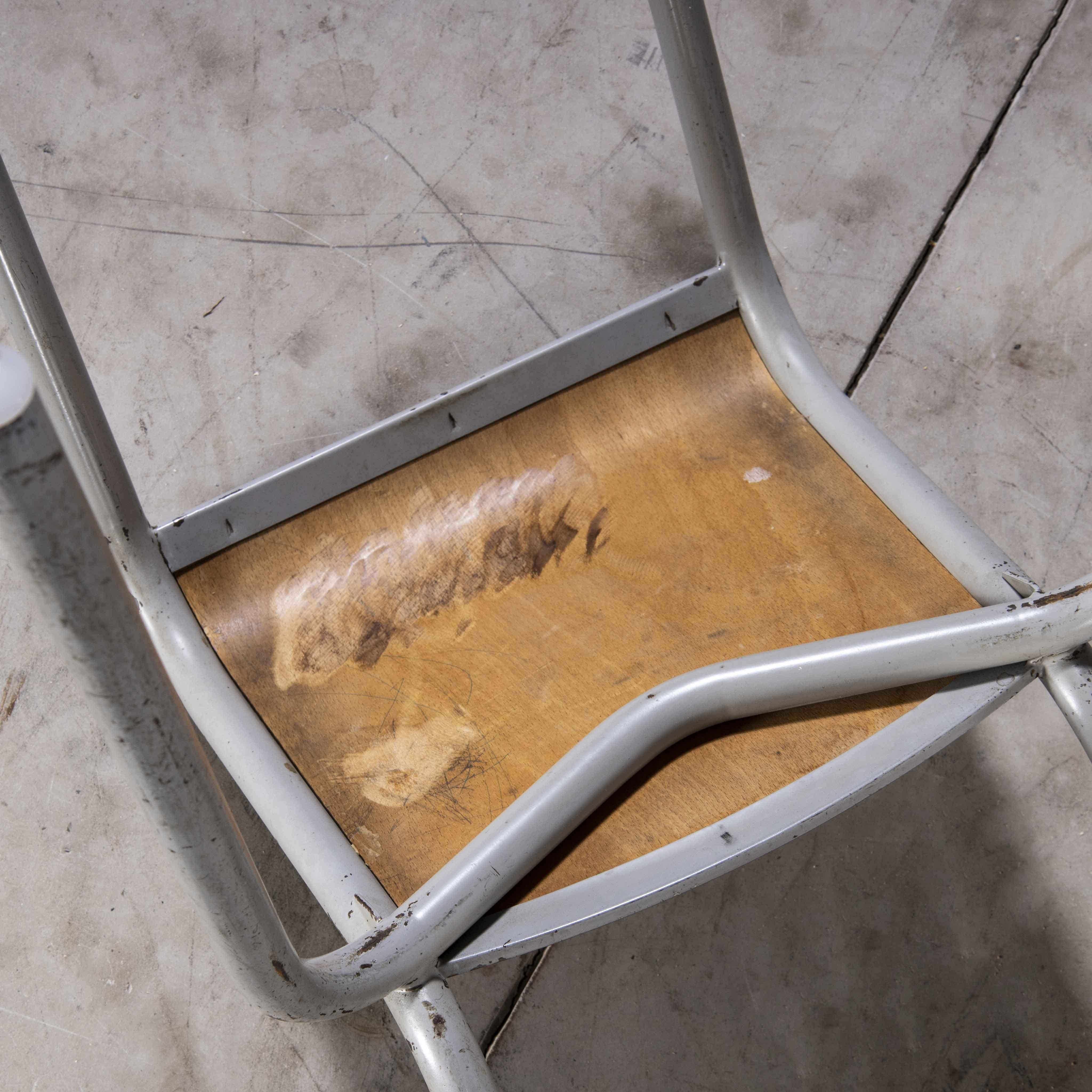 Ensemble de dix chaises de salle à manger d'école à pieds gris Mullca des années 1950, France

Ensemble de dix chaises de salle à manger d'école françaises Mullca à pieds gris des années 1950. L'une de nos chaises les plus préférées, en 1947,