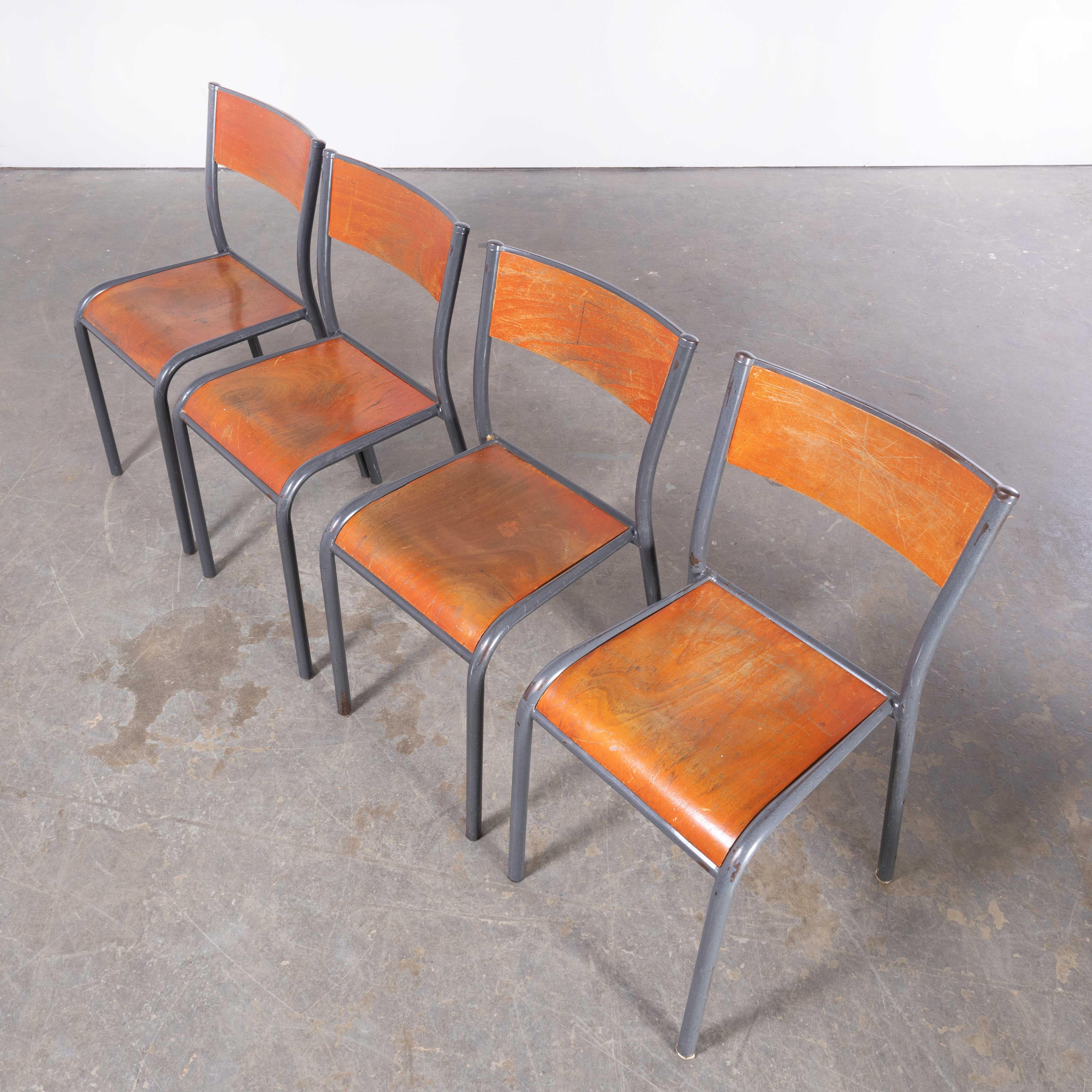 1950's French Mullca Hellgraue Esszimmerstühle - Satz von vier
1950's French Mullca Light Grey Dining Chairs - Set Of Four. Einer unserer Lieblingsstühle. 1947 gründeten Robert Muller und Gaston Cavaillon das Unternehmen, das den wohl berühmtesten