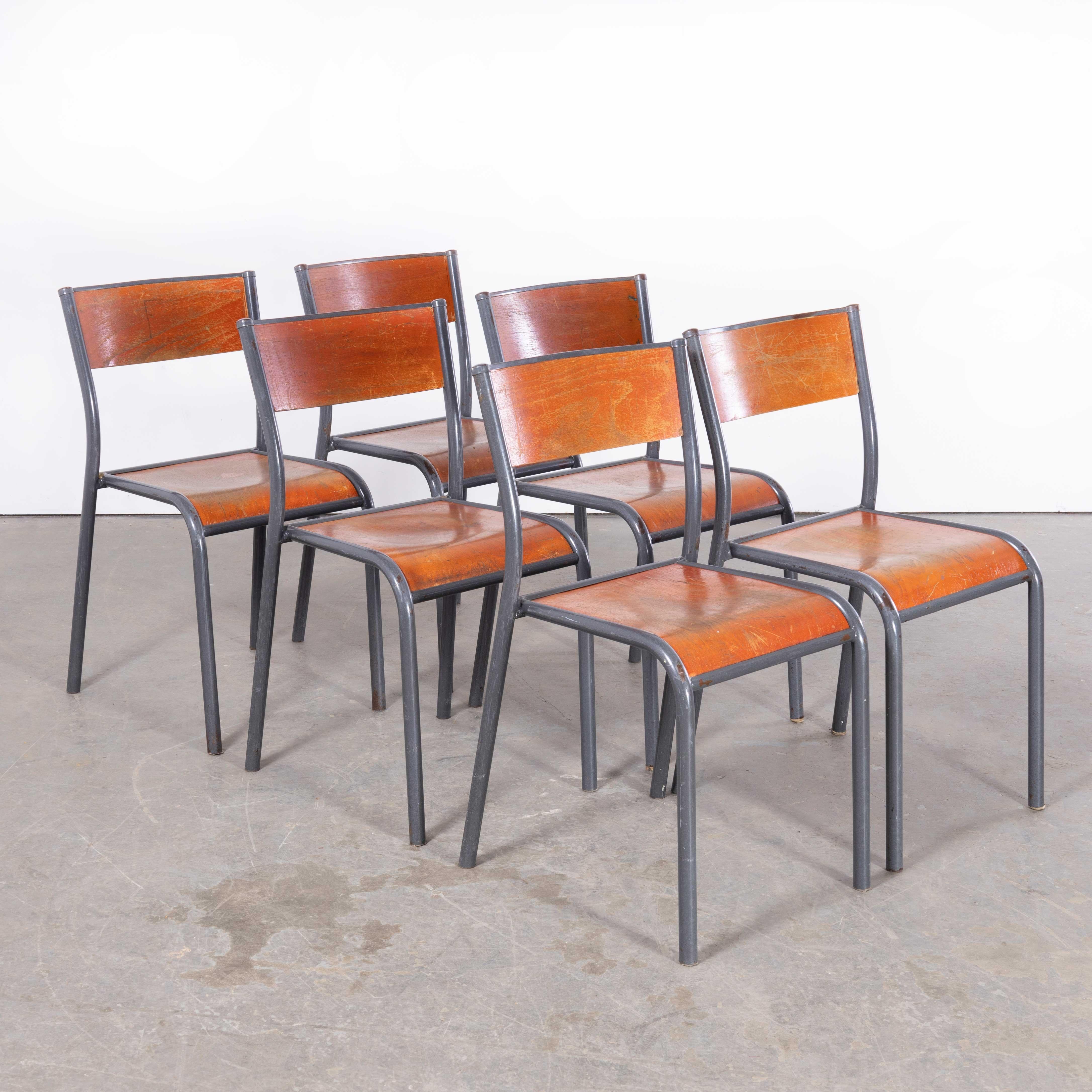 Sedie da pranzo francesi Mullca grigio chiaro degli anni '50 - Set di sei sedie
Sedie da pranzo francesi Mullca grigio chiaro degli anni '50 - Set di sei. Una delle nostre sedie preferite: nel 1947 Robert Muller e Gaston Cavaillon crearono l'azienda