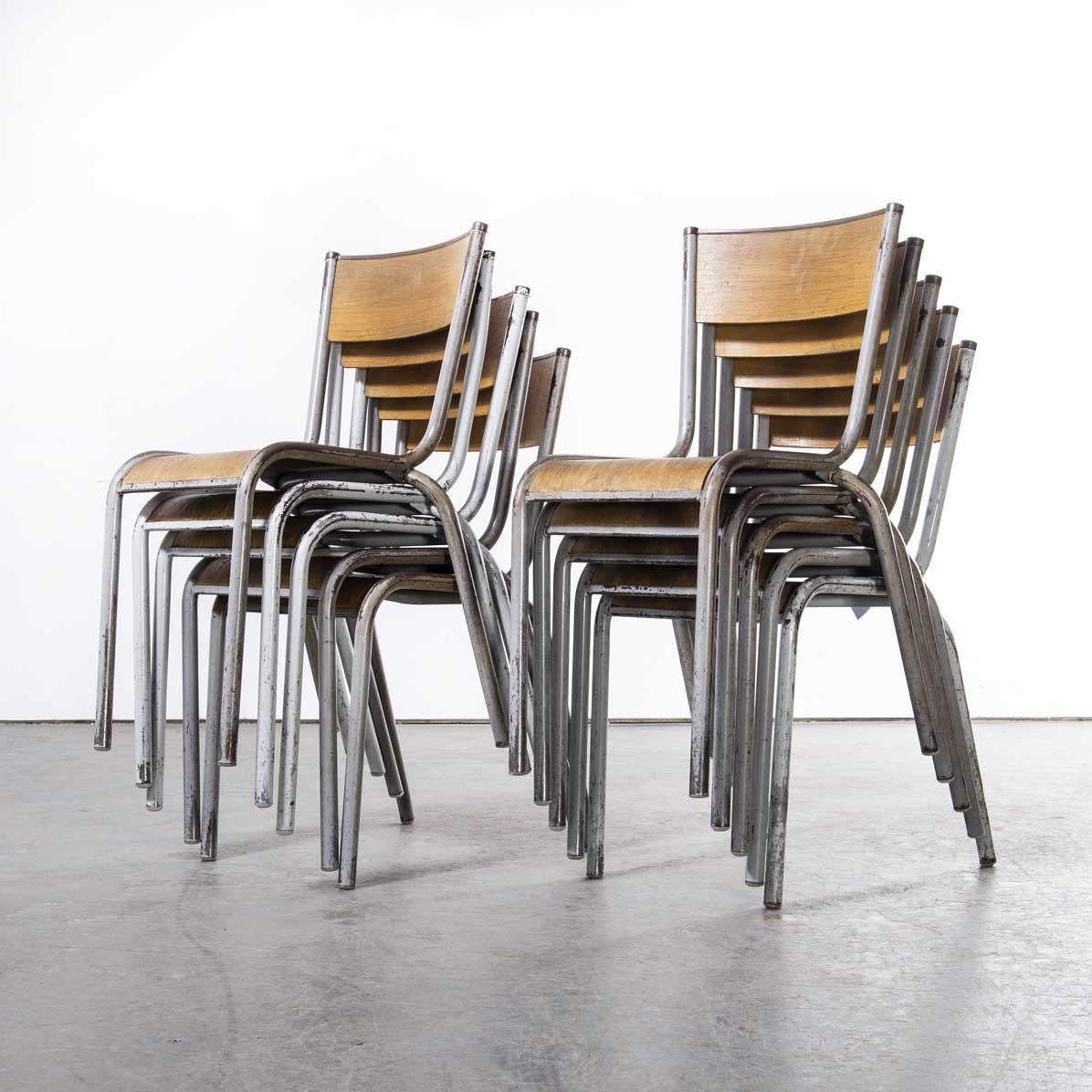 1950er Jahre Französisch Mullca Hellgraue stapelbare Esszimmerstühle - Satz von zehn Stühlen im Angebot 5